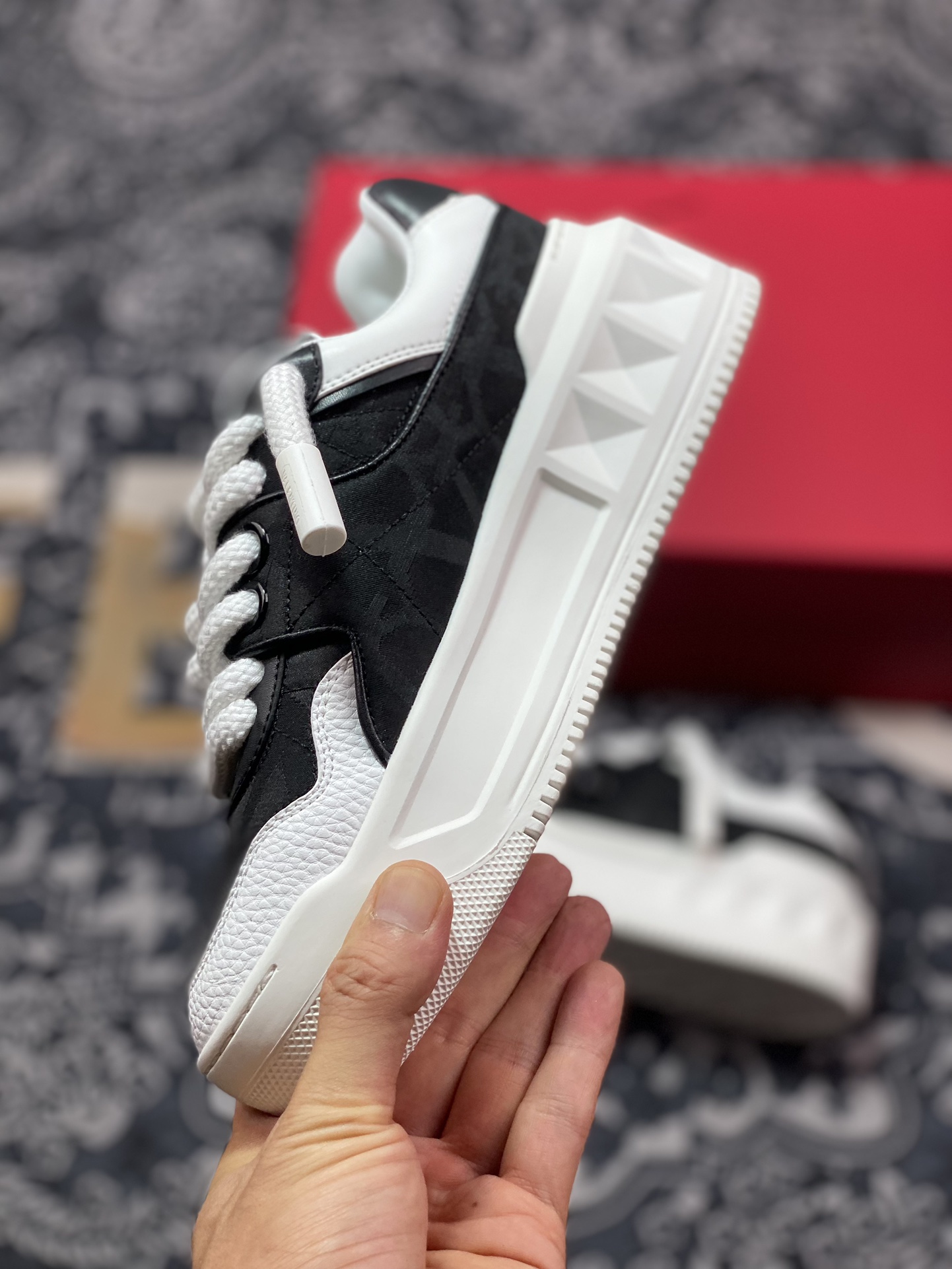 华伦天奴/Valentino Garavani One Stud XL Sneakers 放大铆钉系列低帮增高板鞋“白黑V标印面”