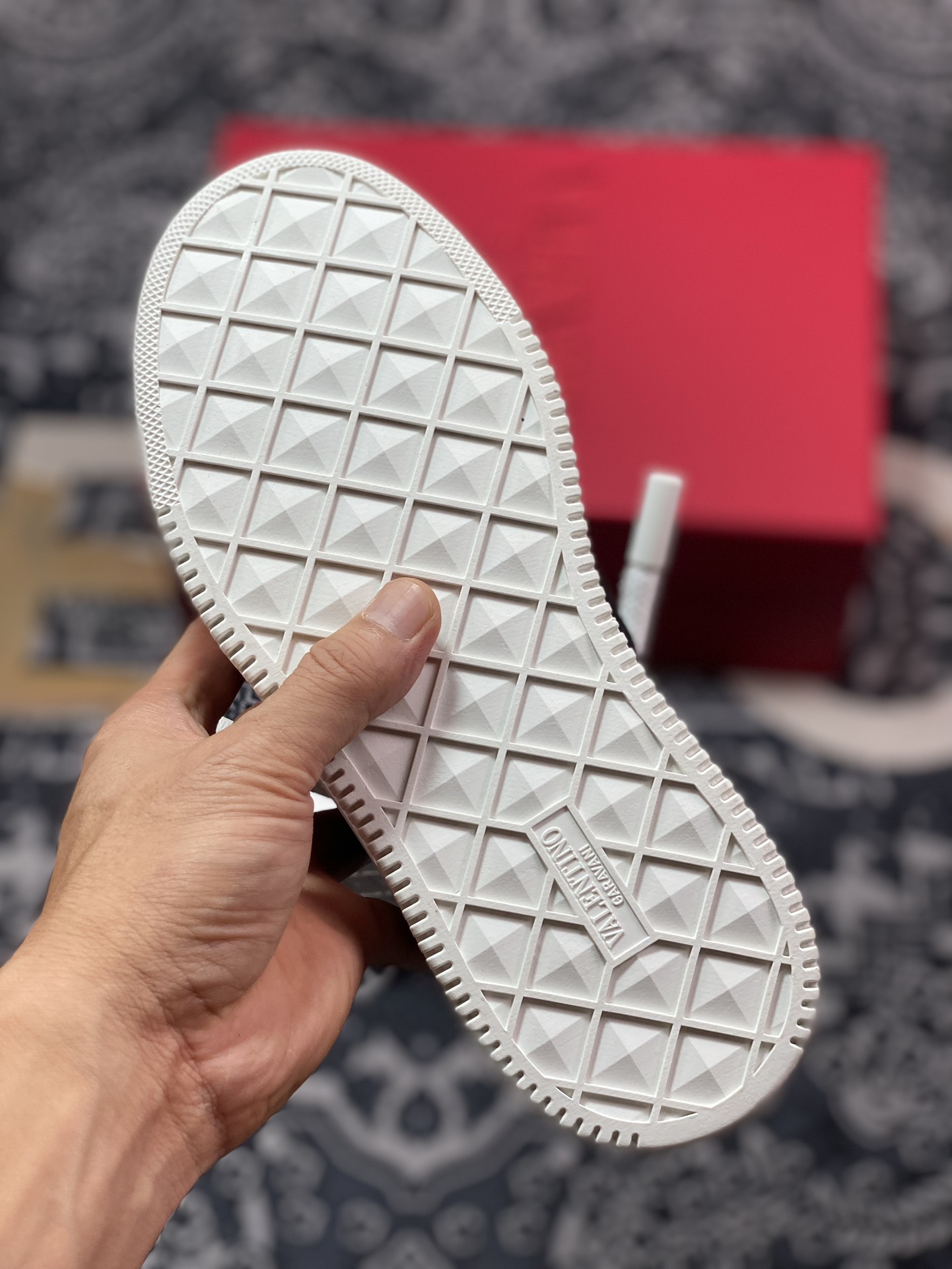 华伦天奴/Valentino Garavani One Stud XL Sneakers 放大铆钉系列低帮增高板鞋“白黑V标印面”