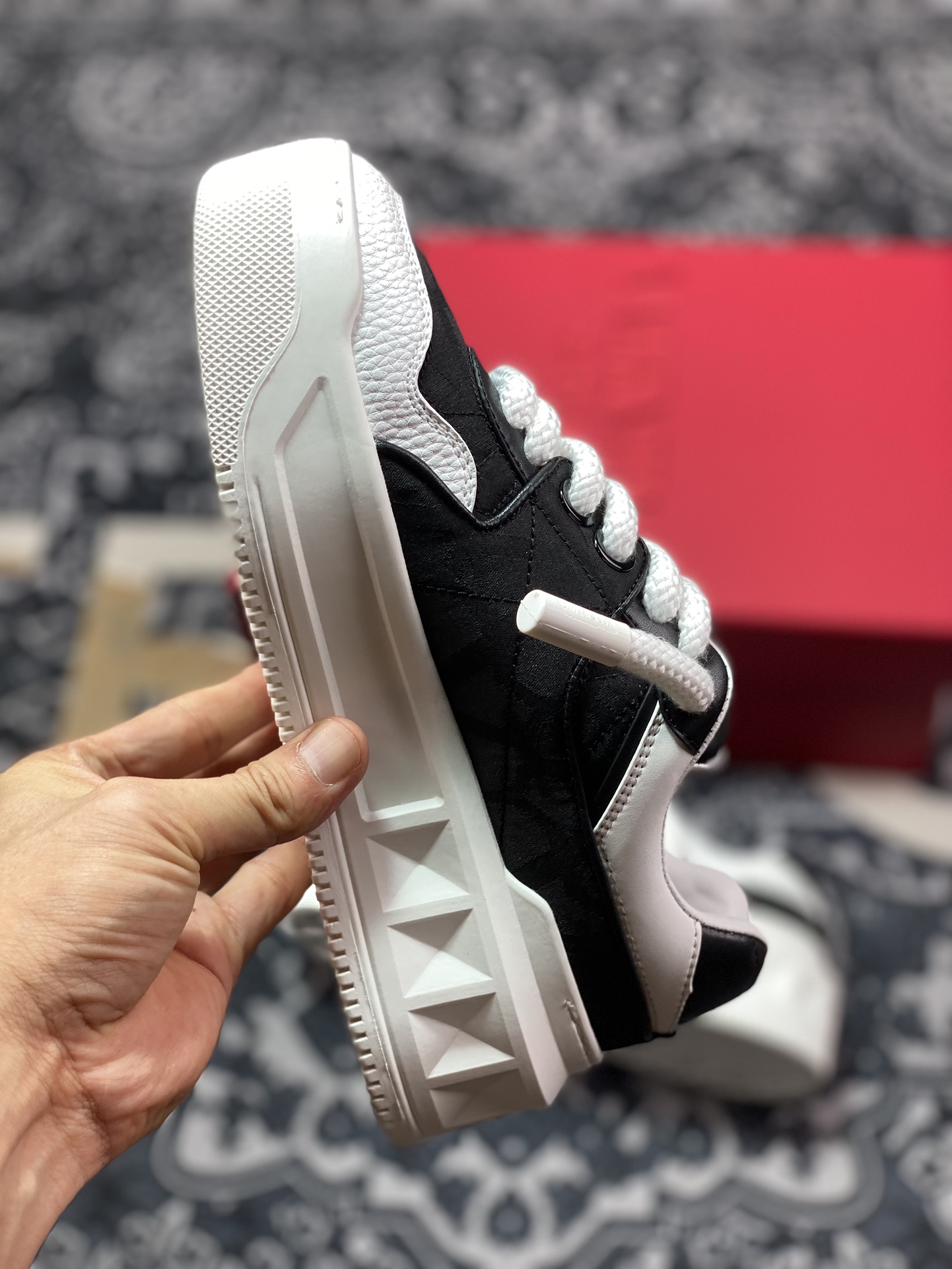 华伦天奴/Valentino Garavani One Stud XL Sneakers 放大铆钉系列低帮增高板鞋“白黑V标印面”