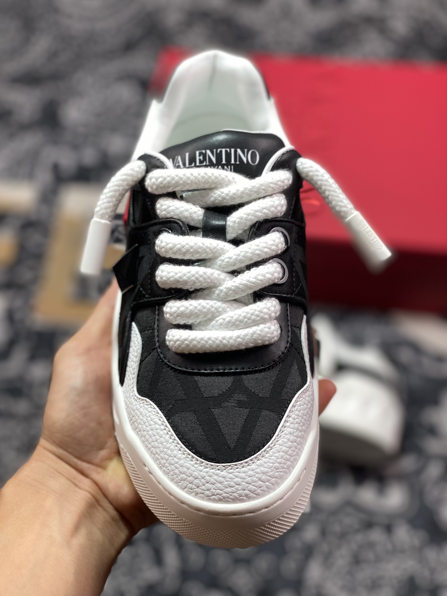 华伦天奴/Valentino Garavani One Stud XL Sneakers 放大铆钉系列低帮增高板鞋“白黑V标印面”