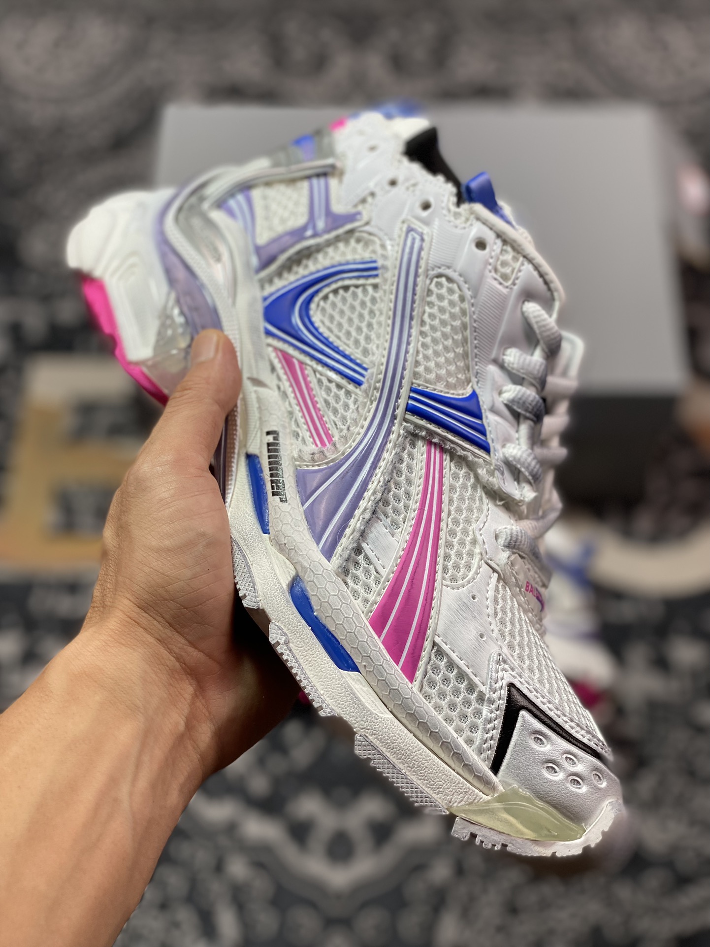 巴黎世家BALENCIAGA Runner Sneaker”White/Blue/Pink/Purple”2.0慢跑系列低帮跑鞋“2.0解构破坏白蓝粉紫”772774 W3RMU 9554