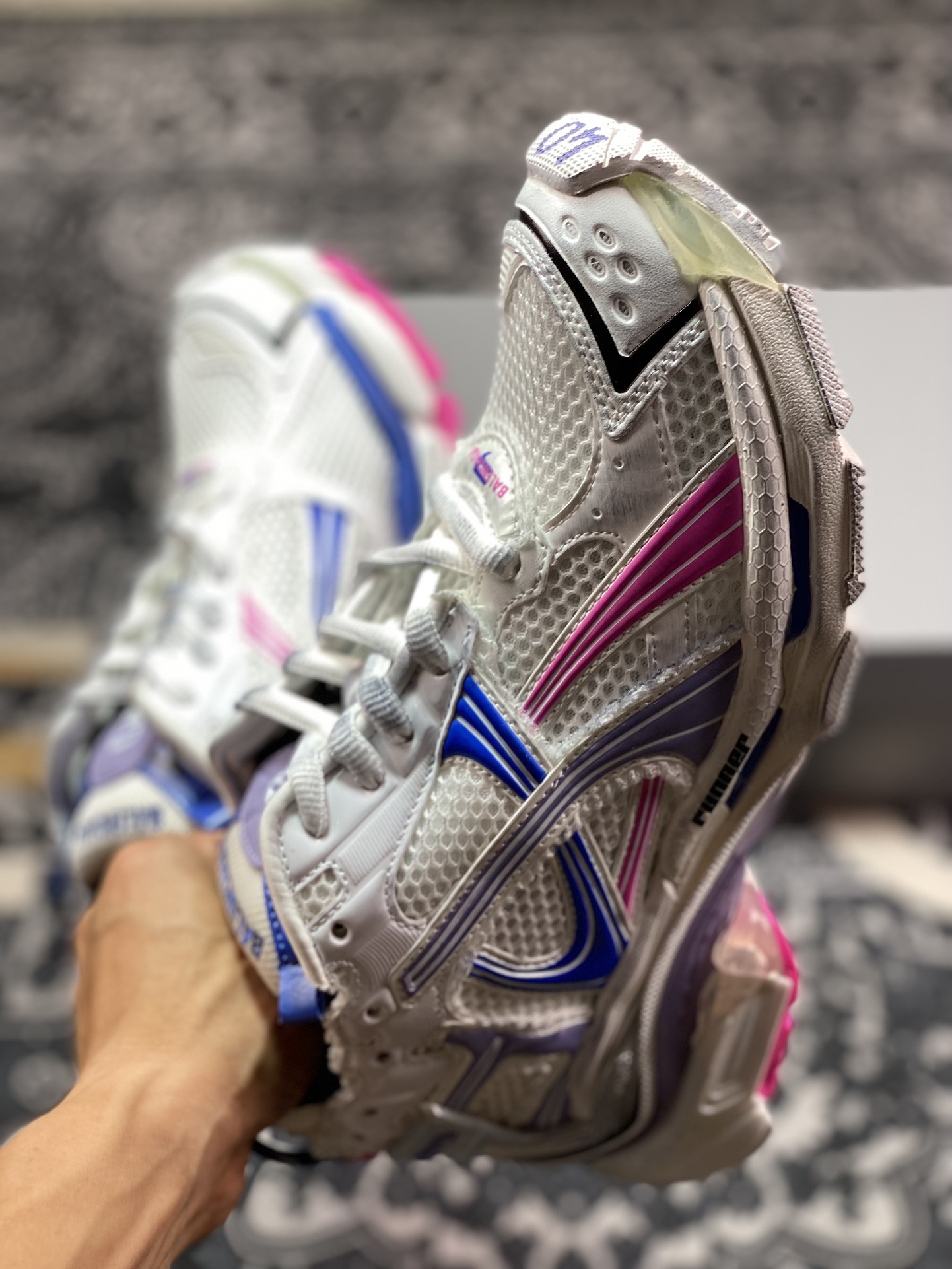 巴黎世家BALENCIAGA Runner Sneaker”White/Blue/Pink/Purple”2.0慢跑系列低帮跑鞋“2.0解构破坏白蓝粉紫”772774 W3RMU 9554