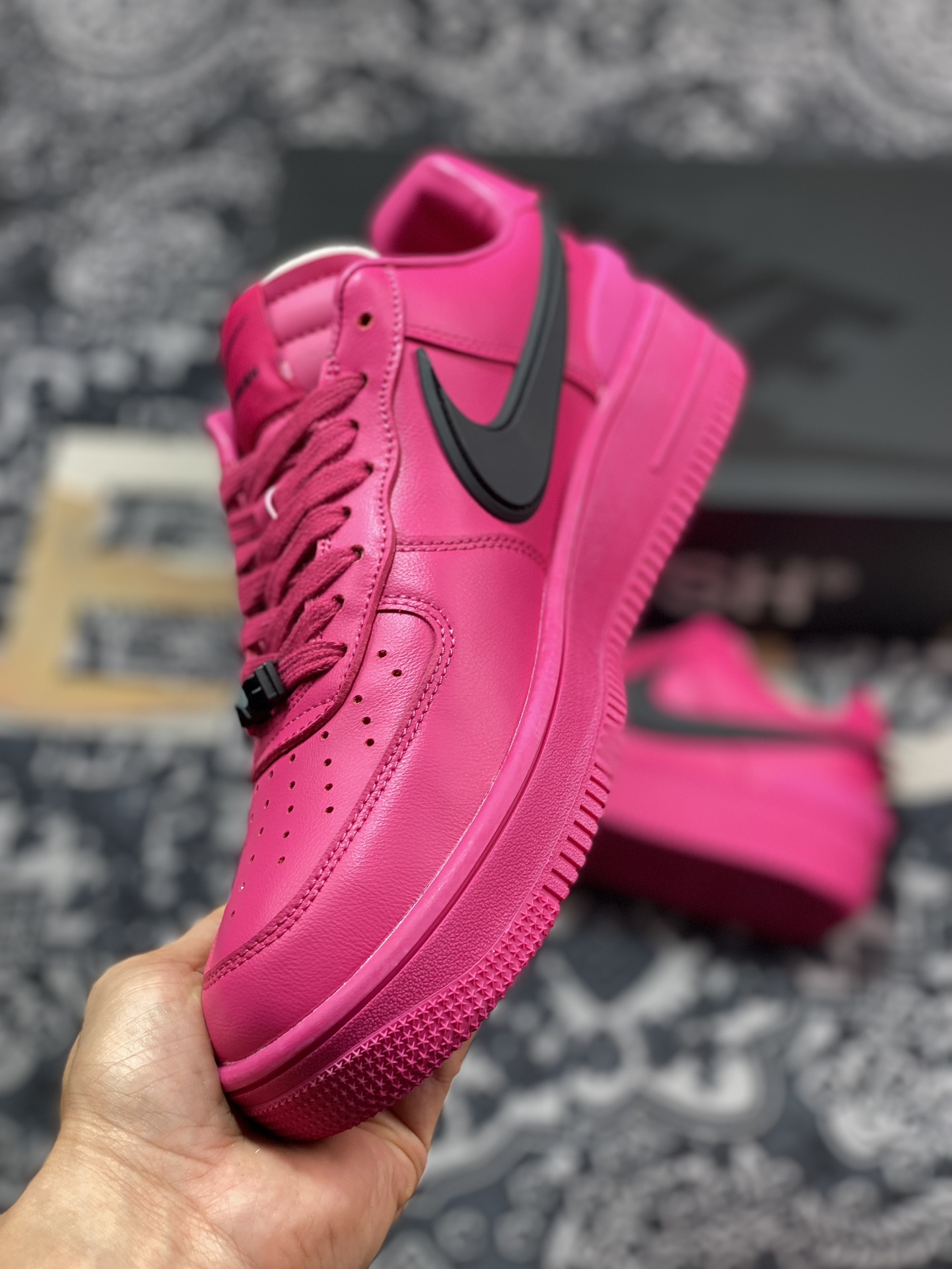 Nike推出AMBUSH x Nike Air Force 1 Low 系列，此系列均采用皮革结构 DV3464-200