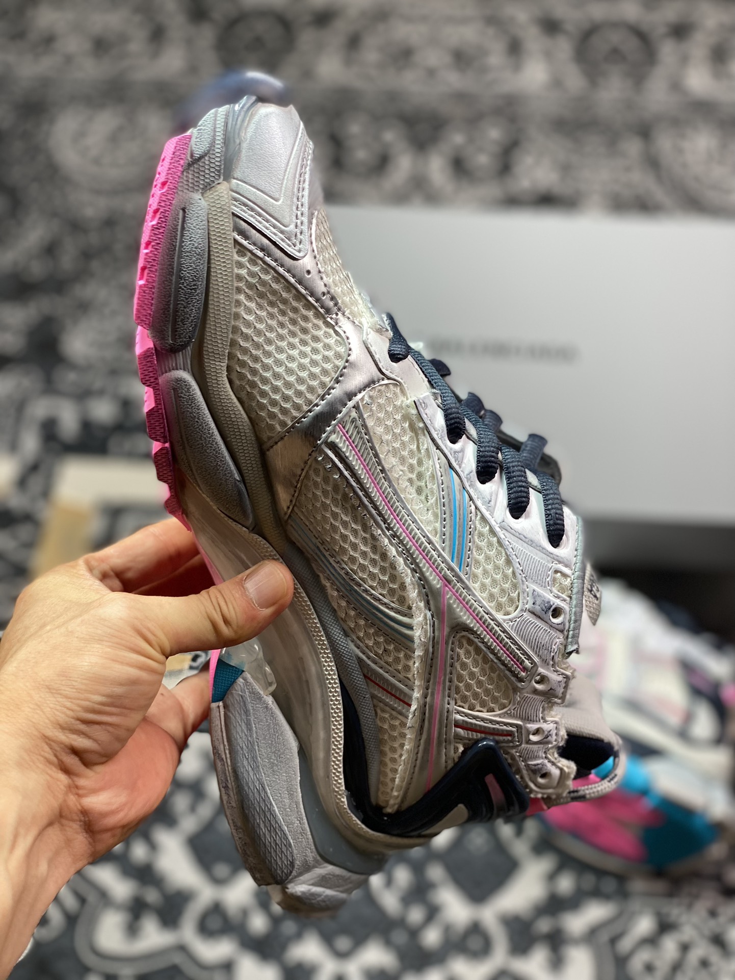 巴黎世家BALENCIAGA Runner Sneaker 2.0慢跑系列低帮慢跑鞋“2.0解构破坏白银浅蓝粉”772767 W3RMU 9154