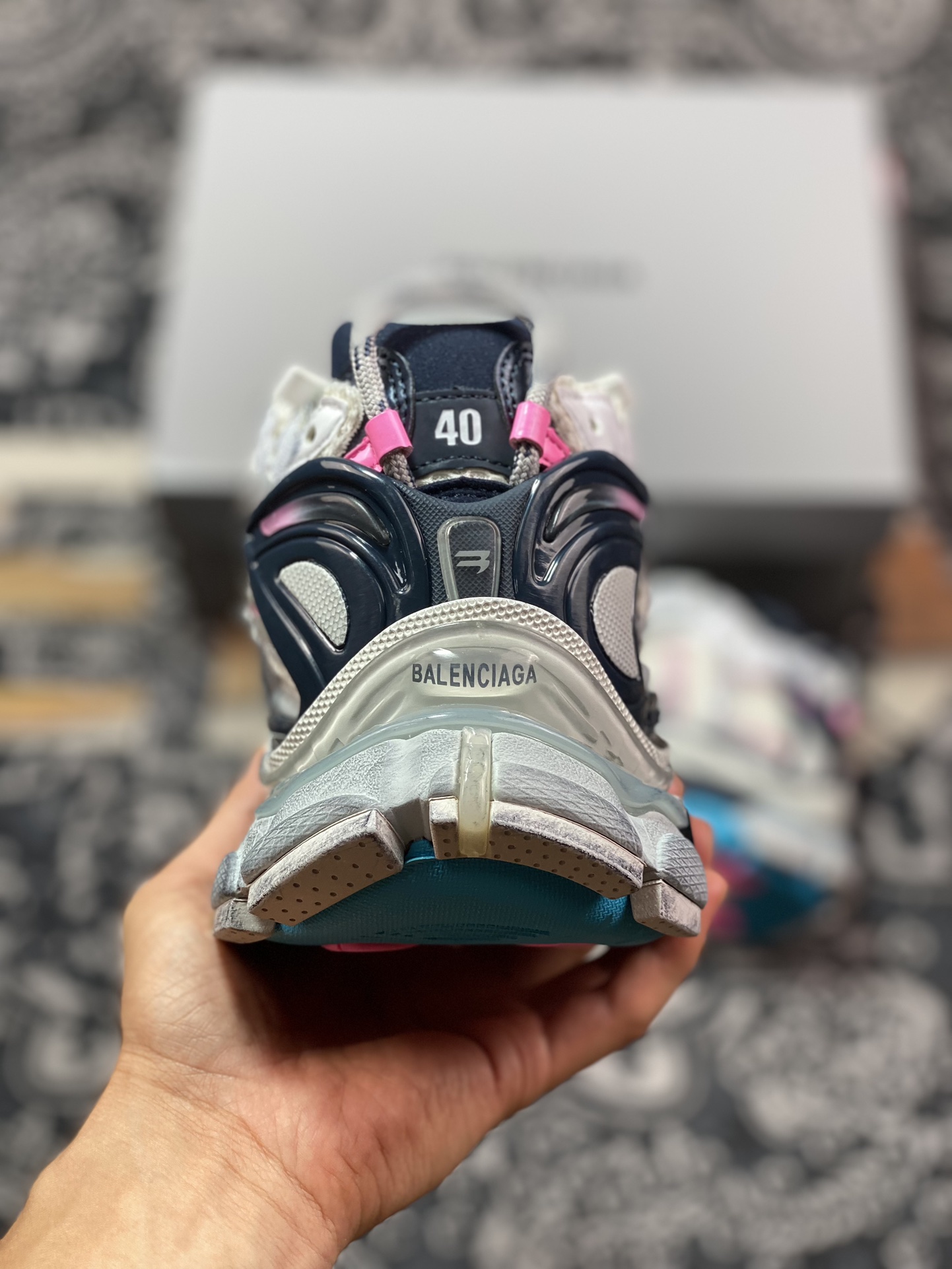 巴黎世家BALENCIAGA Runner Sneaker 2.0慢跑系列低帮慢跑鞋“2.0解构破坏白银浅蓝粉”772767 W3RMU 9154