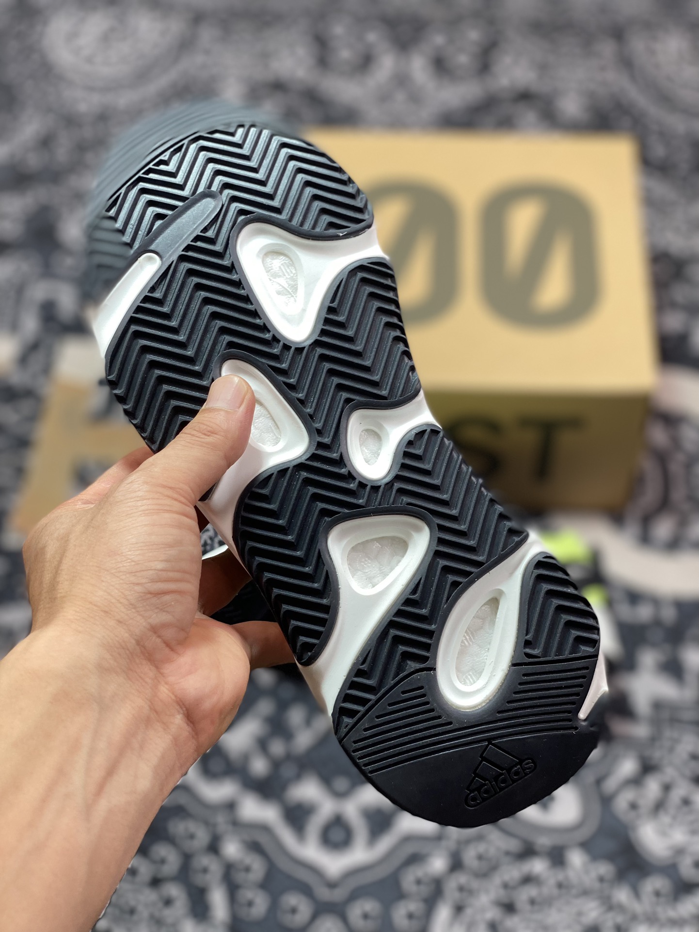 AD 阿迪Yeezy 700 MNVN 3M反光 侃爷椰子700潮流复古老爹鞋 GY2055