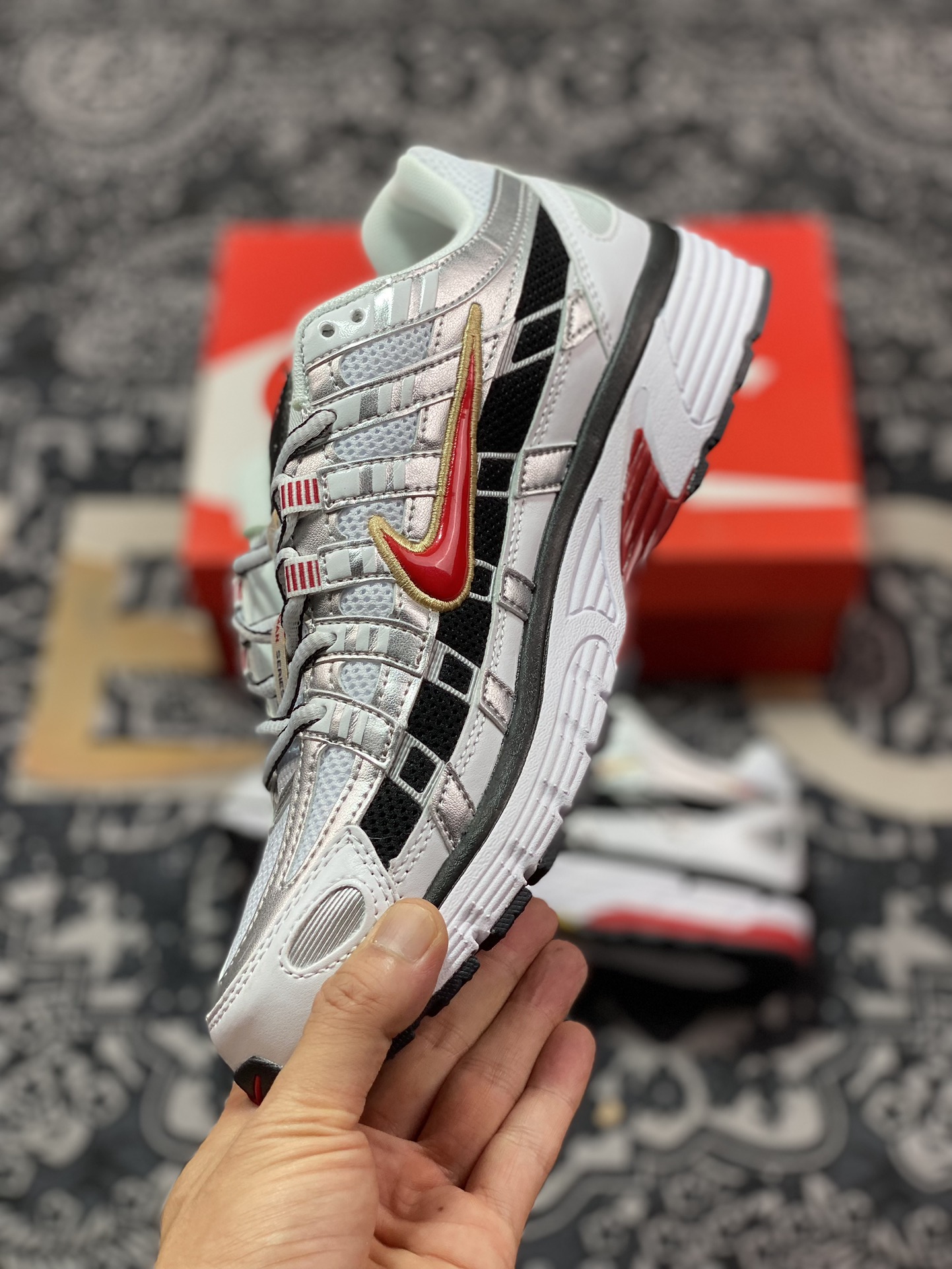 耐克Nike P-6000 Premium”Metallic Silver Red”系列低帮复古慢跑鞋“子弹银白黑鲜红”BV1021-101