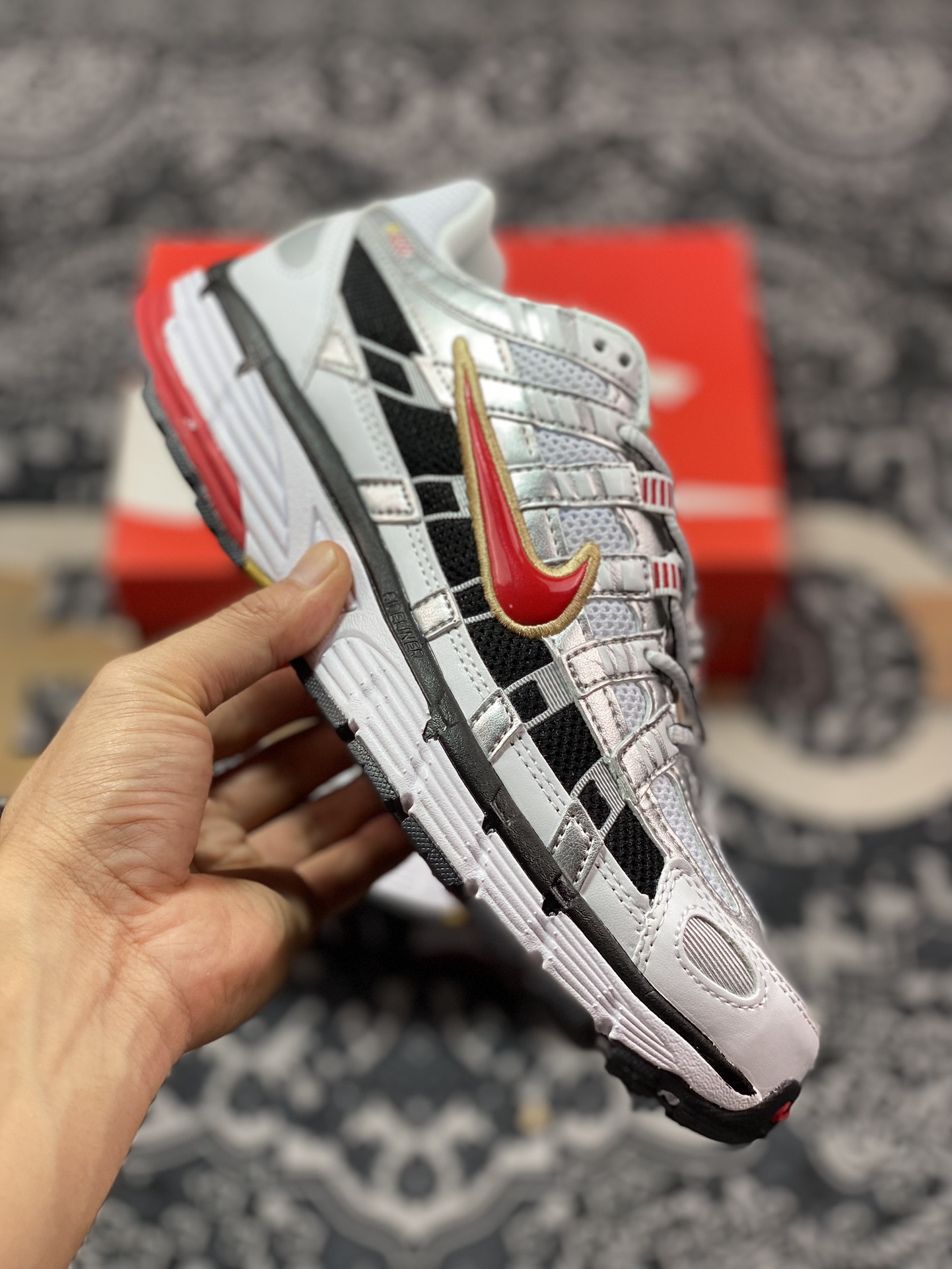 耐克Nike P-6000 Premium”Metallic Silver Red”系列低帮复古慢跑鞋“子弹银白黑鲜红”BV1021-101