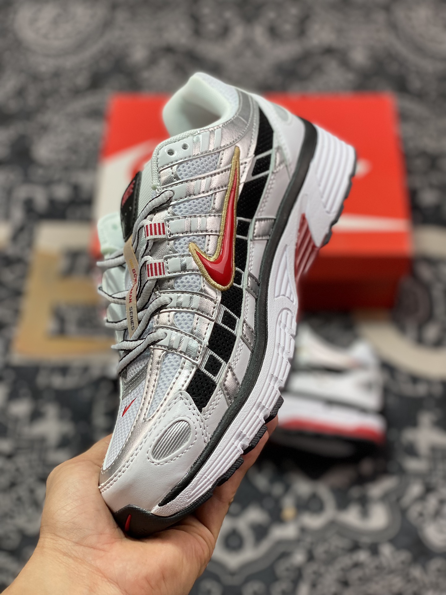 耐克Nike P-6000 Premium”Metallic Silver Red”系列低帮复古慢跑鞋“子弹银白黑鲜红”BV1021-101