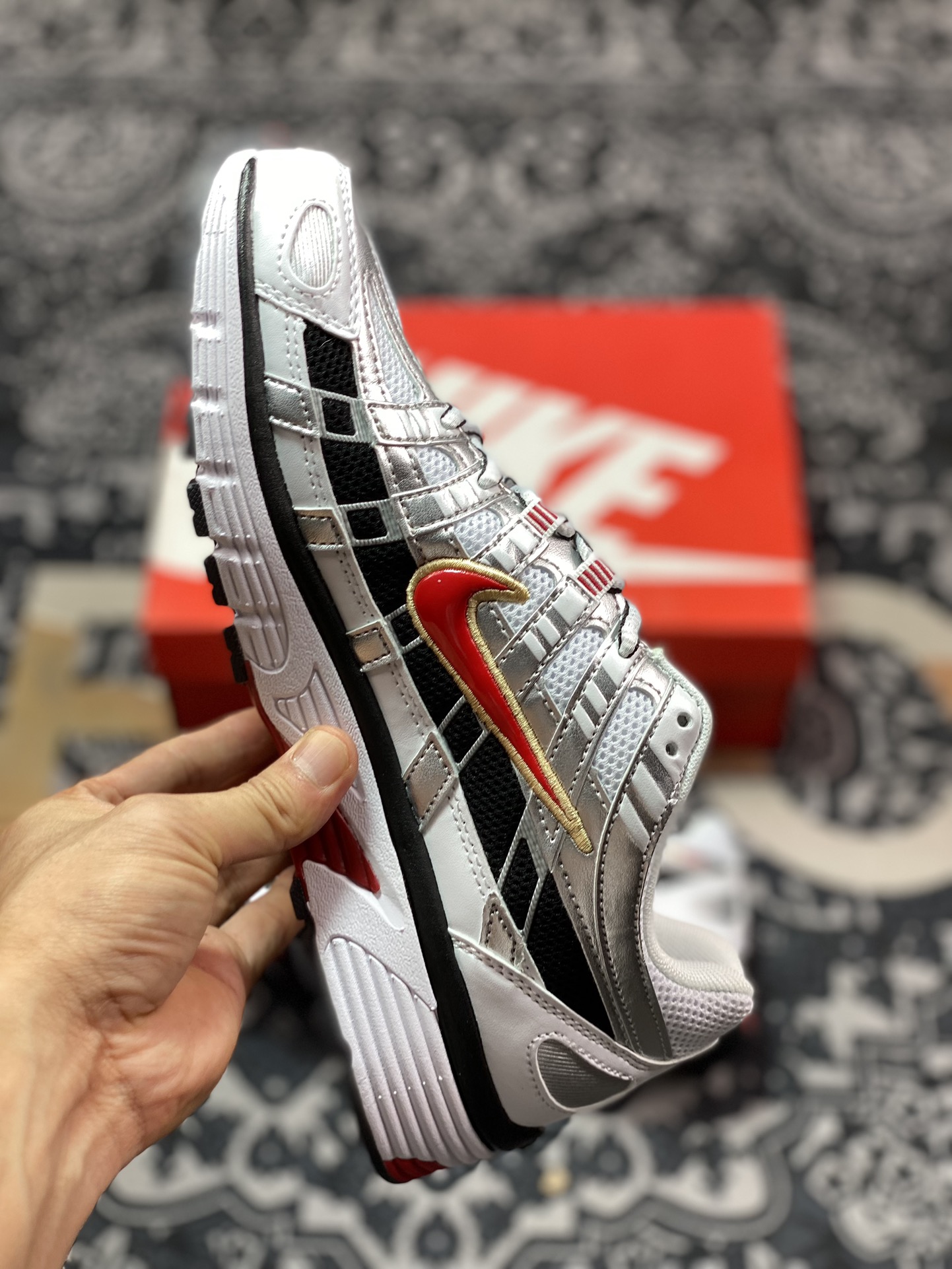 耐克Nike P-6000 Premium”Metallic Silver Red”系列低帮复古慢跑鞋“子弹银白黑鲜红”BV1021-101