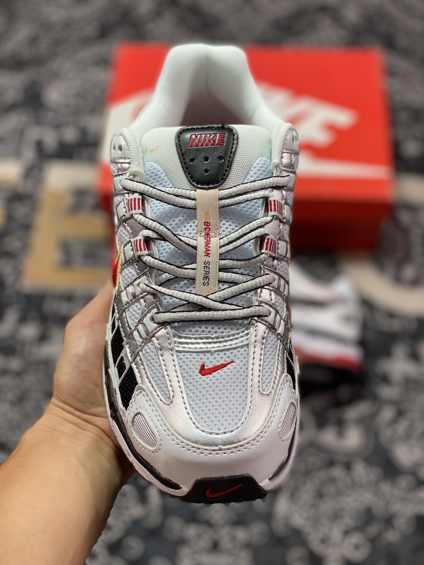 耐克Nike P-6000 Premium”Metallic Silver Red”系列低帮复古慢跑鞋“子弹银白黑鲜红”BV1021-101