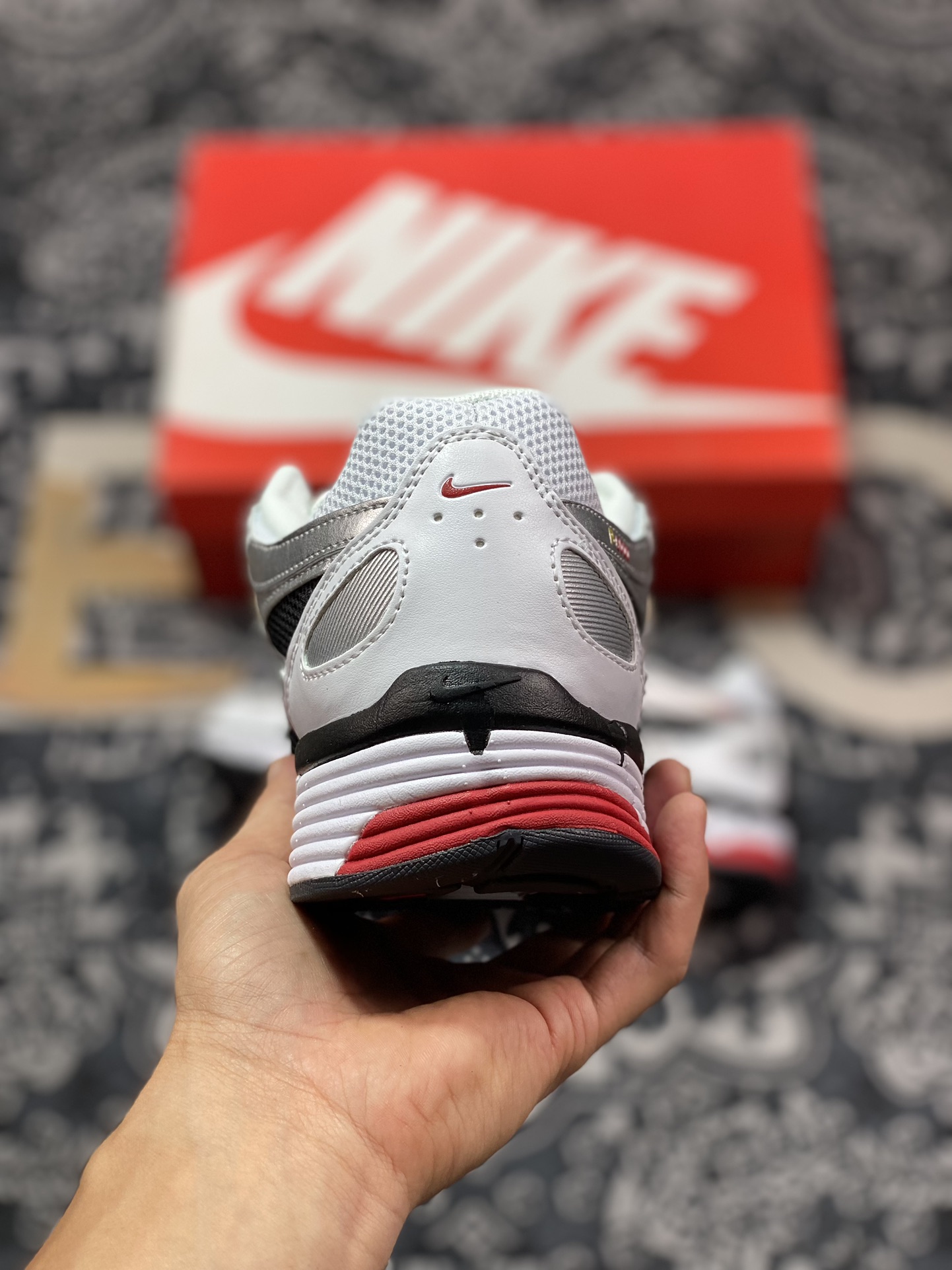 耐克Nike P-6000 Premium”Metallic Silver Red”系列低帮复古慢跑鞋“子弹银白黑鲜红”BV1021-101