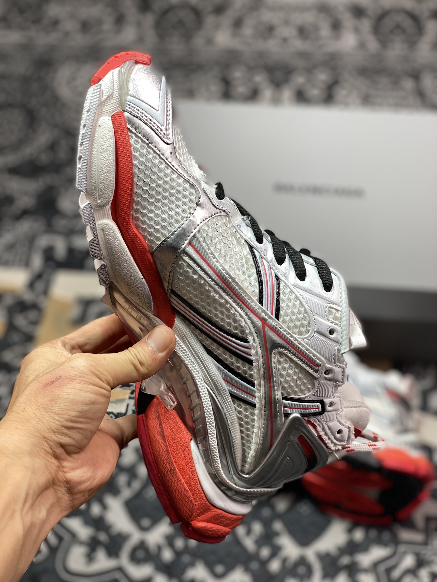 巴黎世家BALENCIAGA Runner Sneaker 2.0慢跑系列低帮慢跑鞋“2.0解构破坏白银黑红”773774 W3RMU 9016