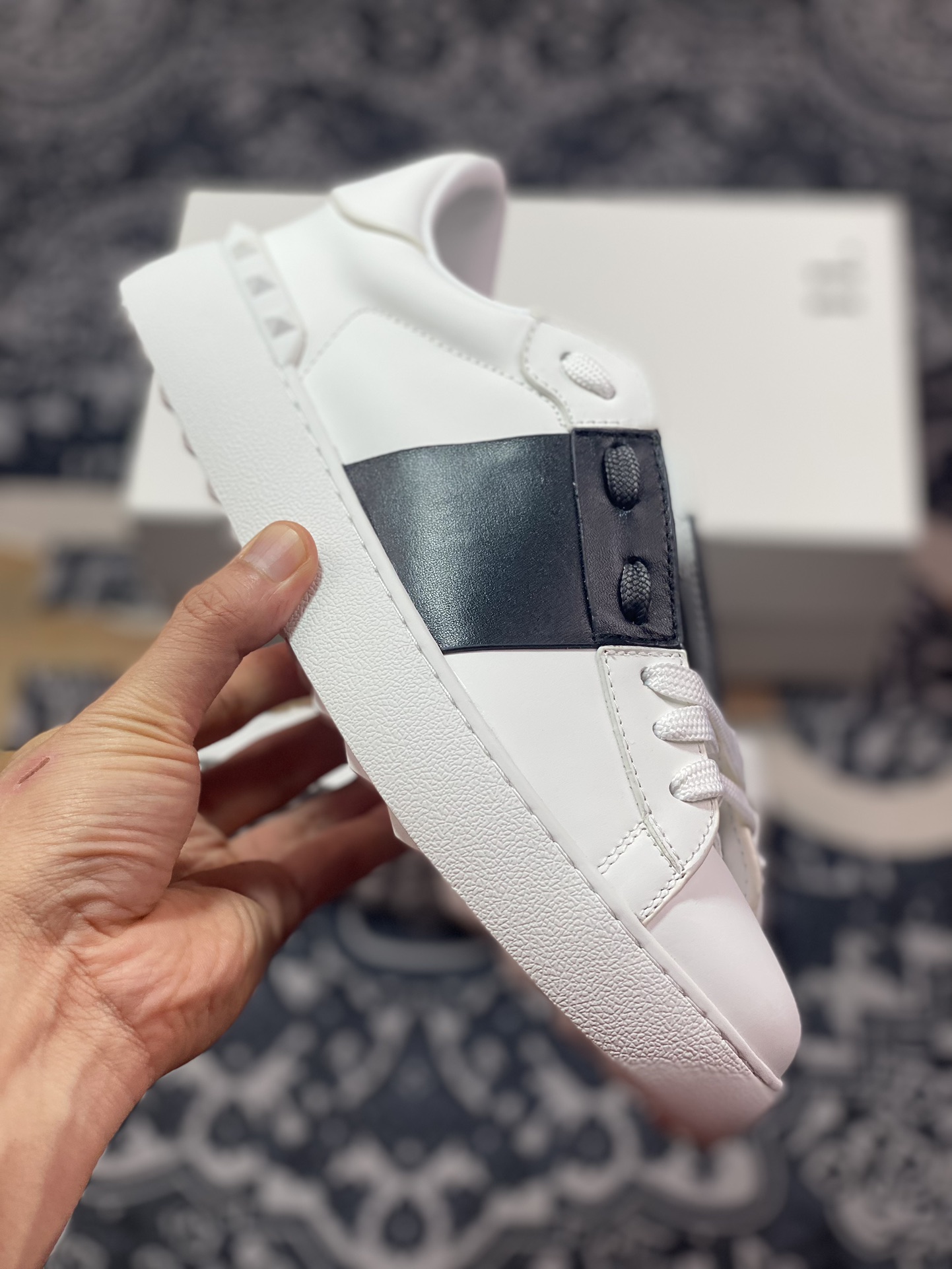 华伦天奴/Valentino Garavani Rockstud Untitled Low Sneaker 铆钉11标签系列低帮小白板鞋“皮革白黑刷漆铆钉”5W2S0A01LTU_A01