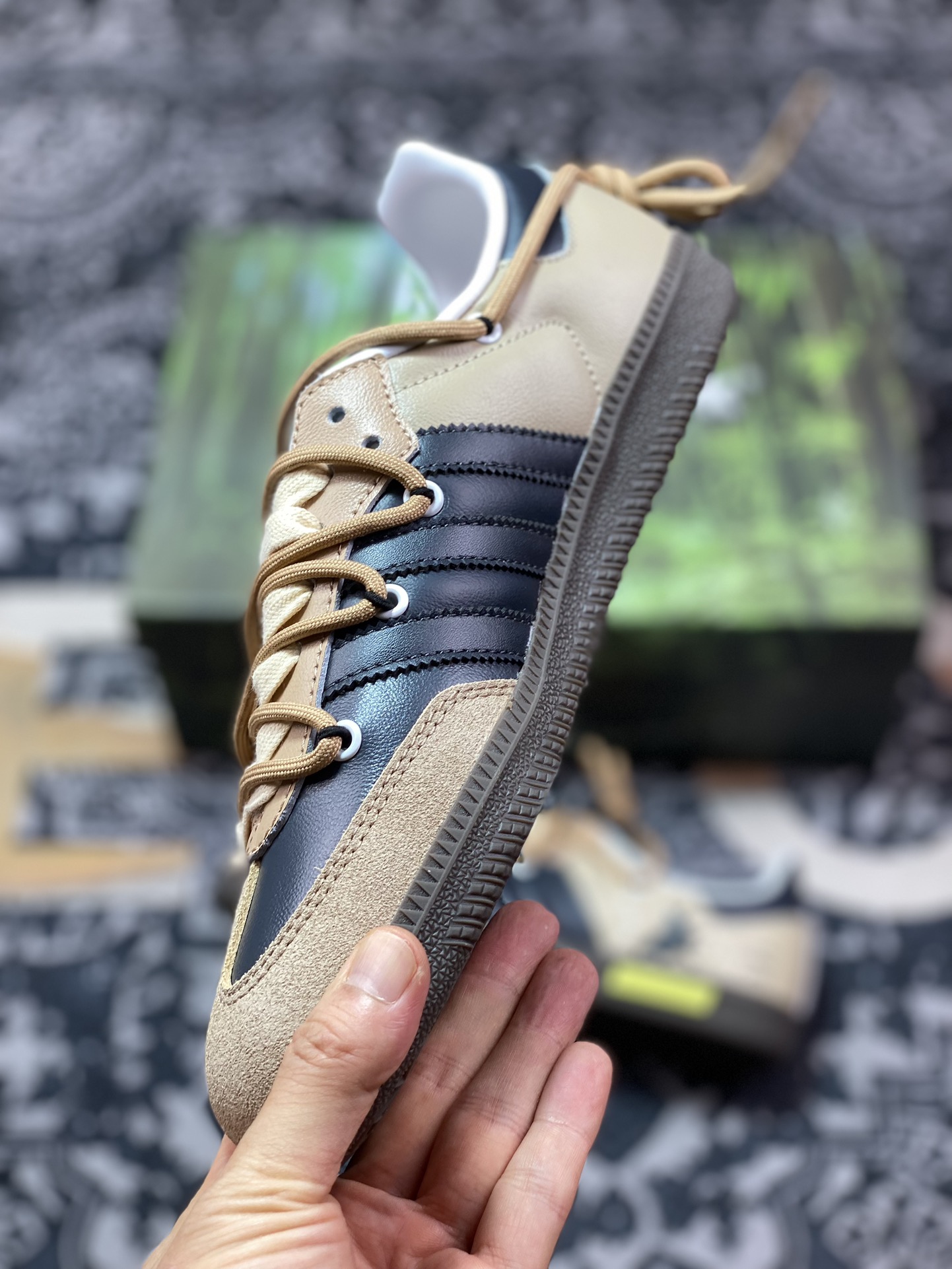 0 三叶草Adidas Originals Samba OG 桑巴舞系列绅士运动板鞋“棕黑翻转滑板涂鸦”IG1025