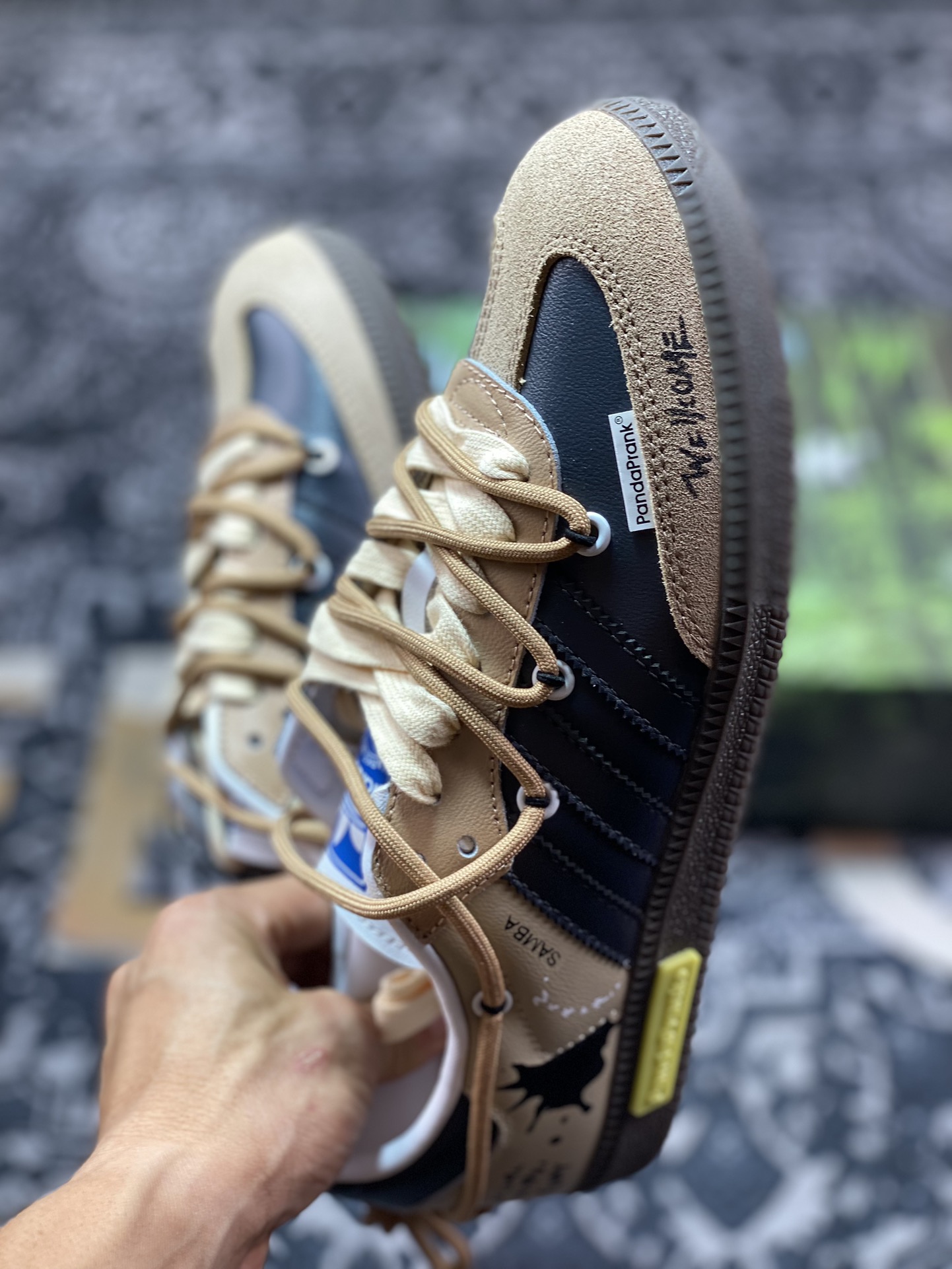 0 三叶草Adidas Originals Samba OG 桑巴舞系列绅士运动板鞋“棕黑翻转滑板涂鸦”IG1025