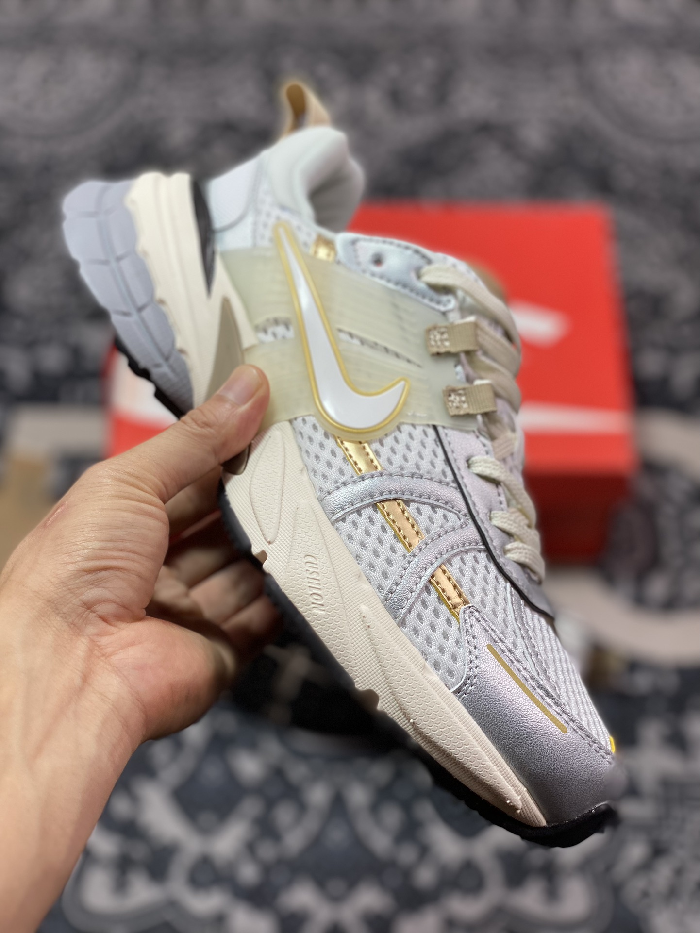 Nike Wmns V2K Runtekk Low”White/Khaki/Metallic Silver”复古潮慢跑鞋“白金属银卡其金”HJ7245-100