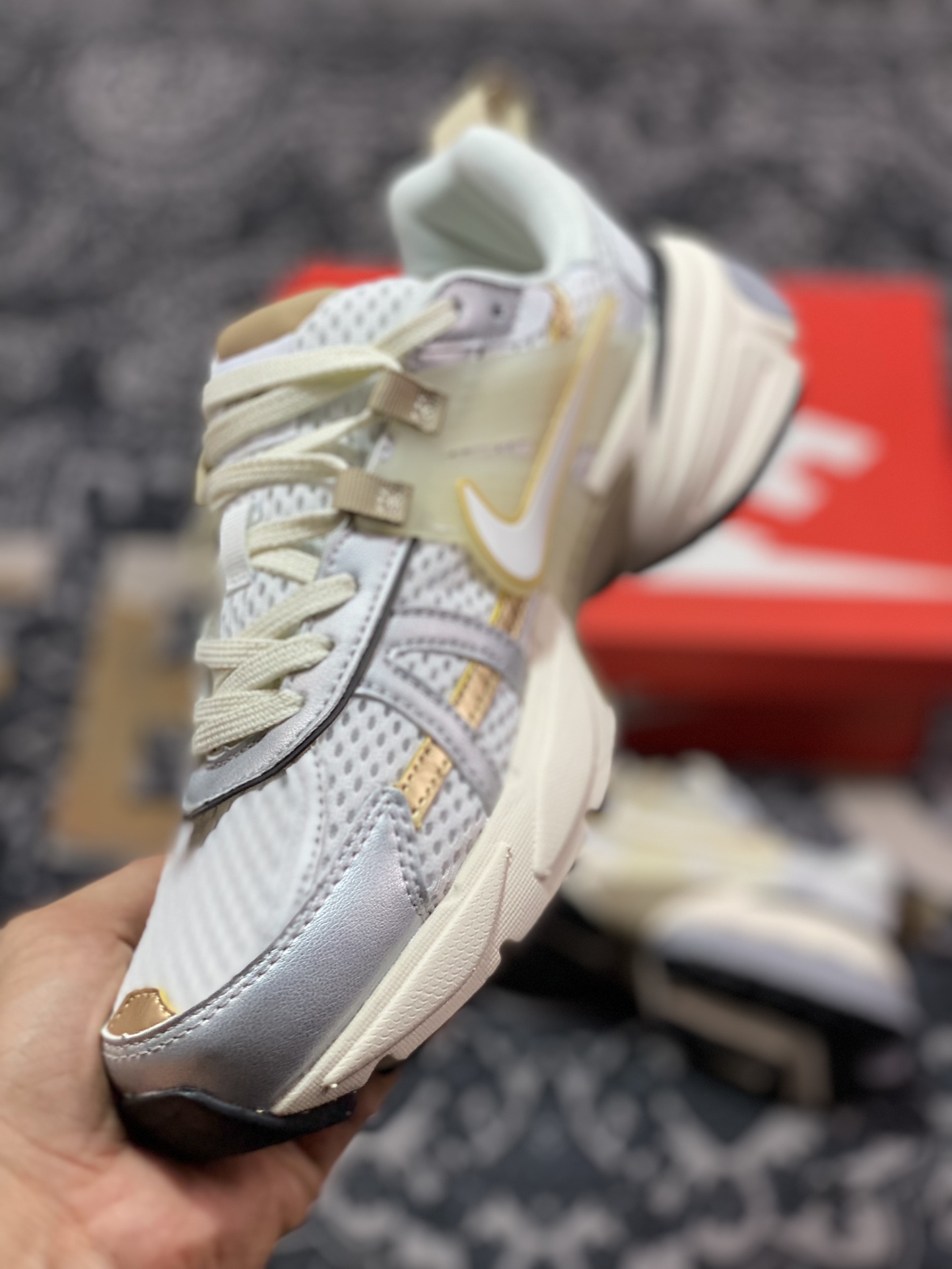 Nike Wmns V2K Runtekk Low”White/Khaki/Metallic Silver”复古潮慢跑鞋“白金属银卡其金”HJ7245-100