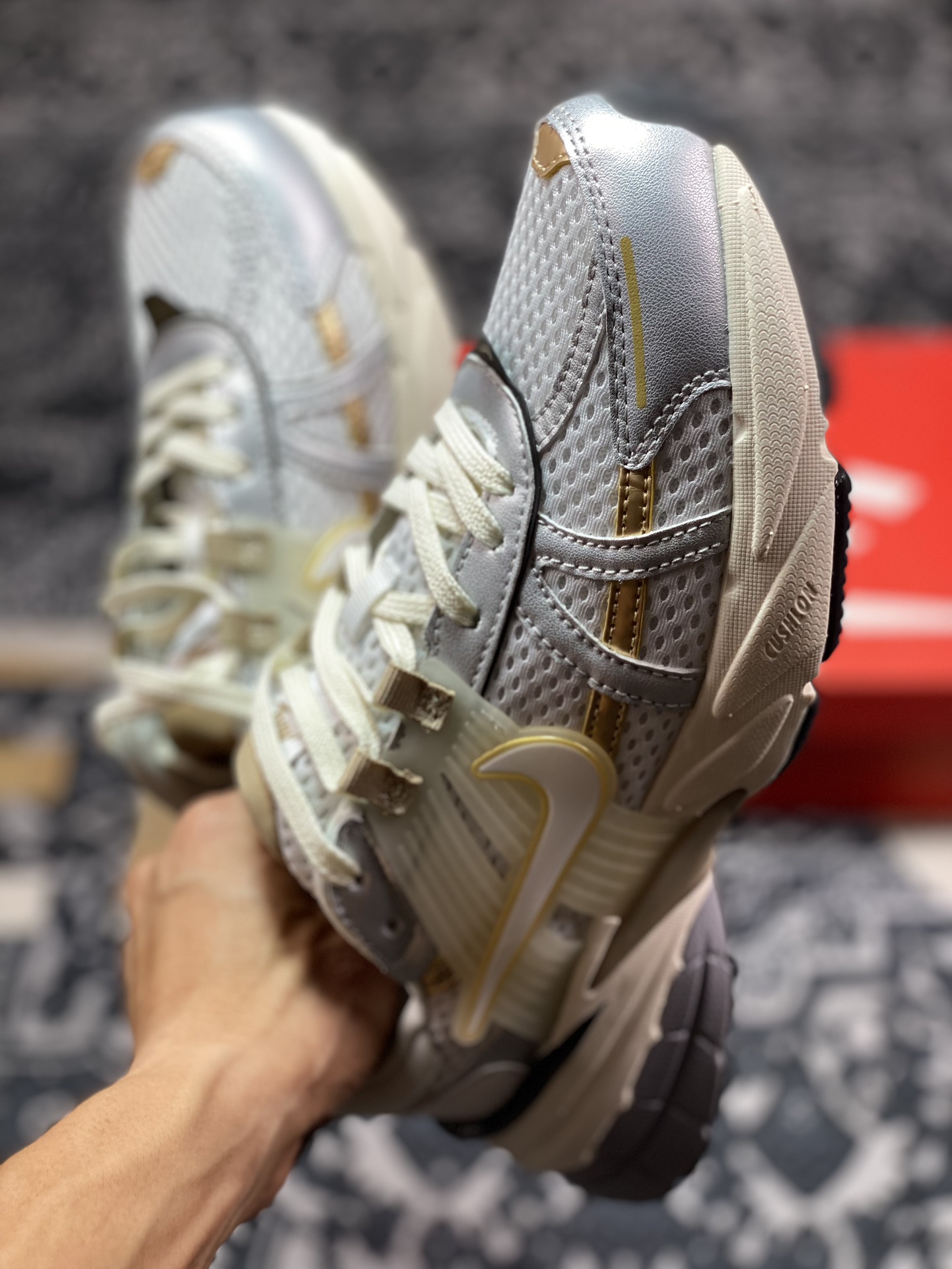 Nike Wmns V2K Runtekk Low”White/Khaki/Metallic Silver”复古潮慢跑鞋“白金属银卡其金”HJ7245-100