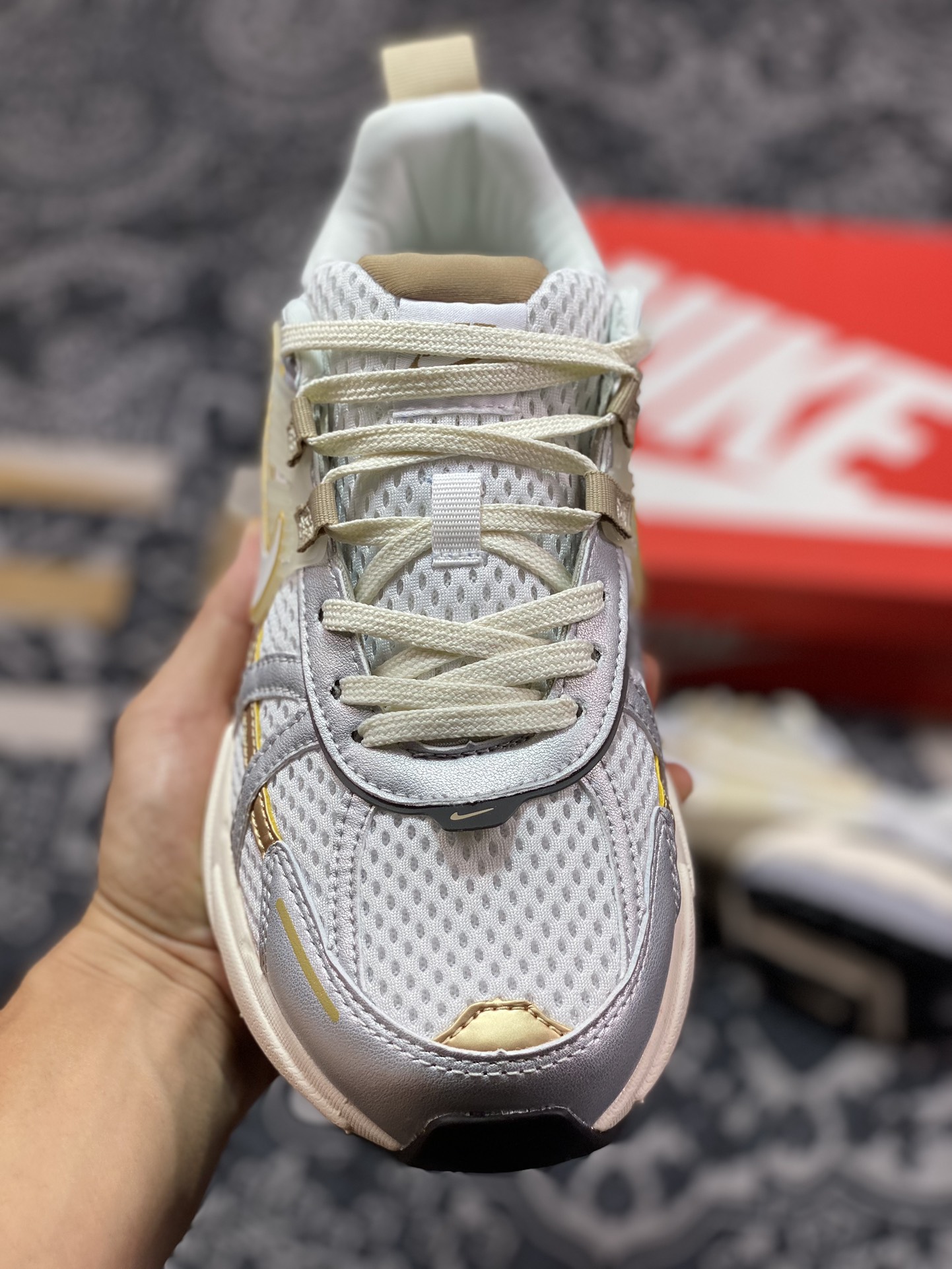 Nike Wmns V2K Runtekk Low”White/Khaki/Metallic Silver”复古潮慢跑鞋“白金属银卡其金”HJ7245-100