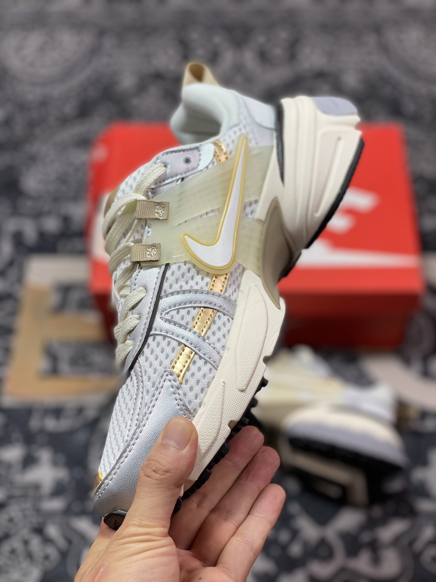 Nike Wmns V2K Runtekk Low”White/Khaki/Metallic Silver”复古潮慢跑鞋“白金属银卡其金”HJ7245-100