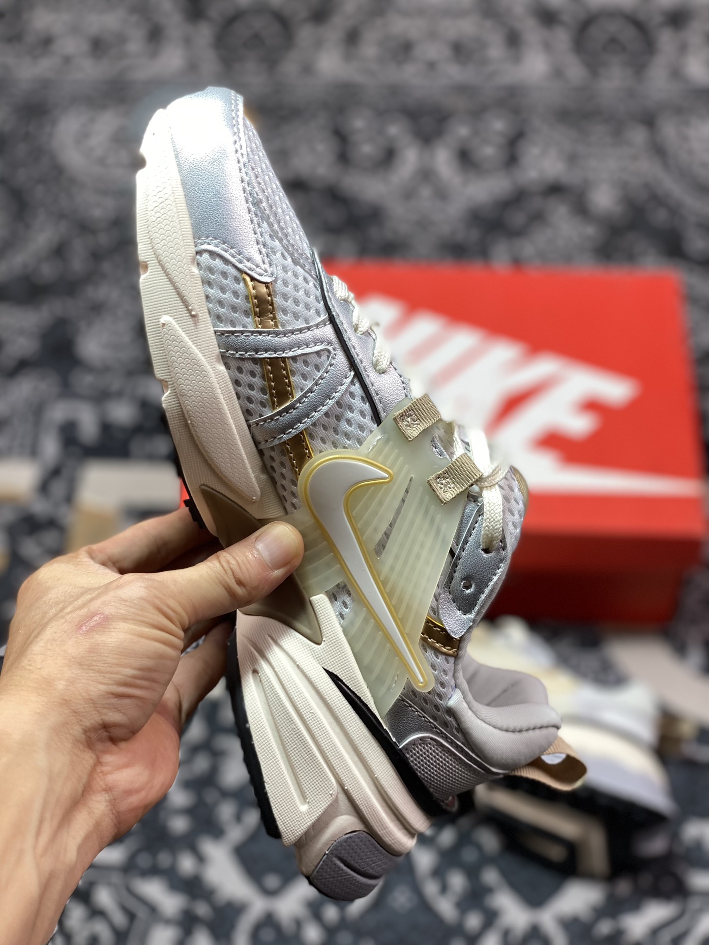 Nike Wmns V2K Runtekk Low”White/Khaki/Metallic Silver”复古潮慢跑鞋“白金属银卡其金”HJ7245-100