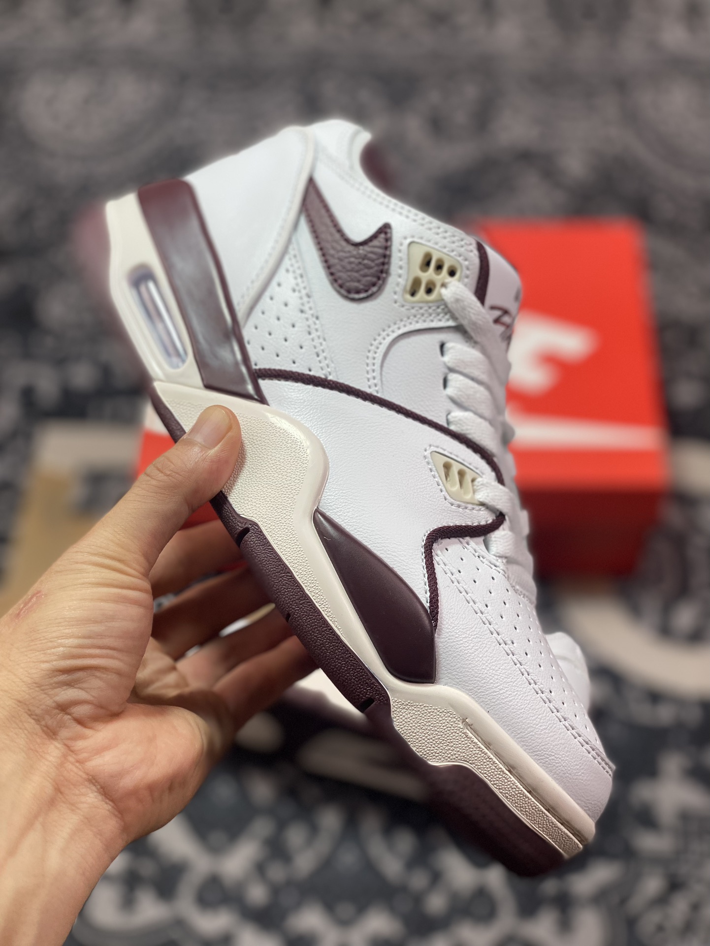 耐克Nike Air Flight 89”White/Burgundy Crush”飞行兄弟89系列中帮篮球鞋“皮革白酒红”FQ8256-100