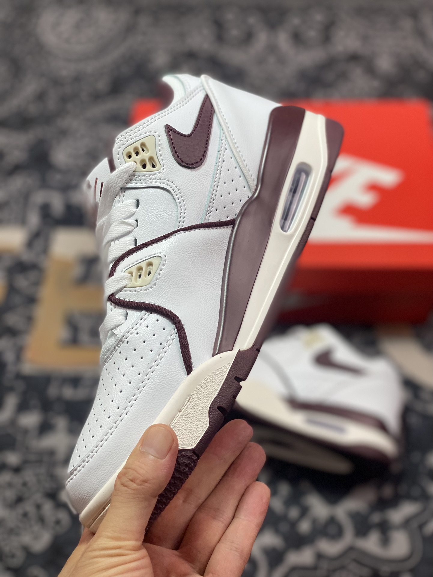 耐克Nike Air Flight 89”White/Burgundy Crush”飞行兄弟89系列中帮篮球鞋“皮革白酒红”FQ8256-100