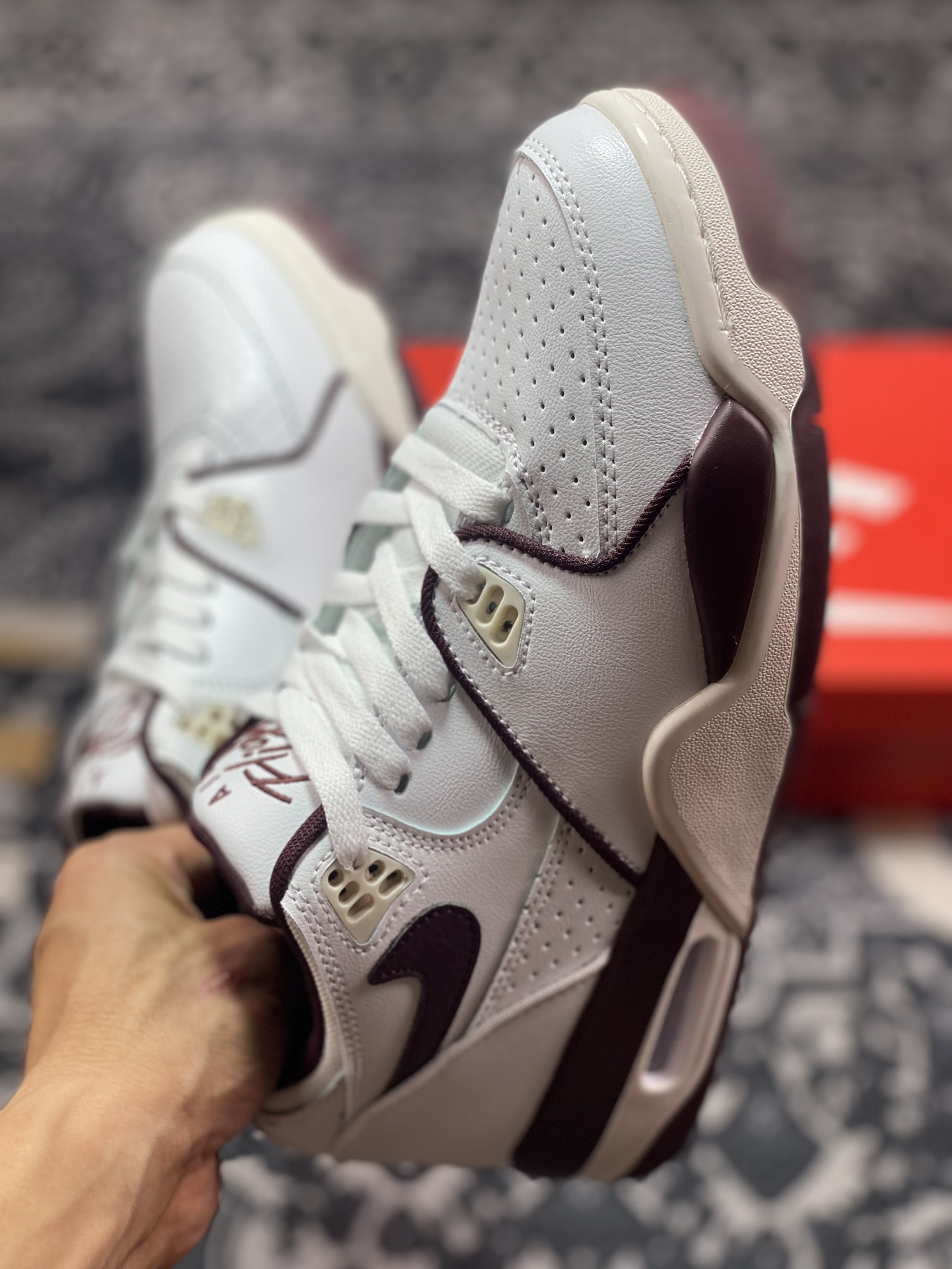 耐克Nike Air Flight 89”White/Burgundy Crush”飞行兄弟89系列中帮篮球鞋“皮革白酒红”FQ8256-100