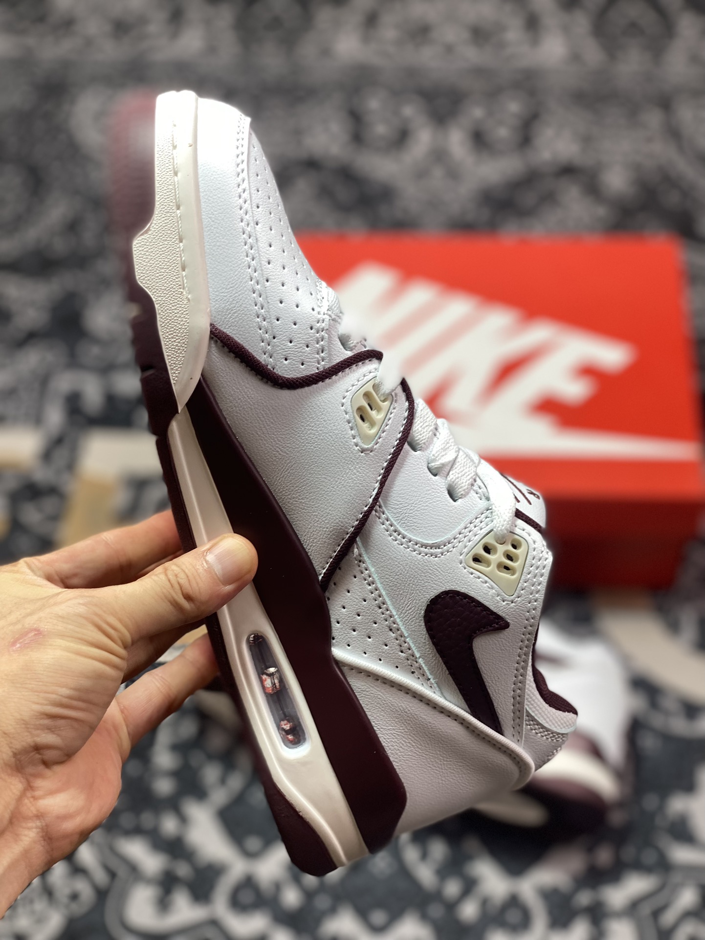 耐克Nike Air Flight 89”White/Burgundy Crush”飞行兄弟89系列中帮篮球鞋“皮革白酒红”FQ8256-100