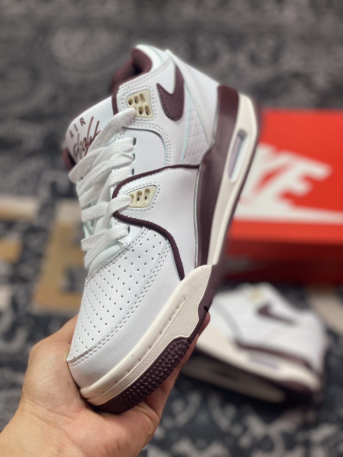 耐克Nike Air Flight 89”White/Burgundy Crush”飞行兄弟89系列中帮篮球鞋“皮革白酒红”FQ8256-100