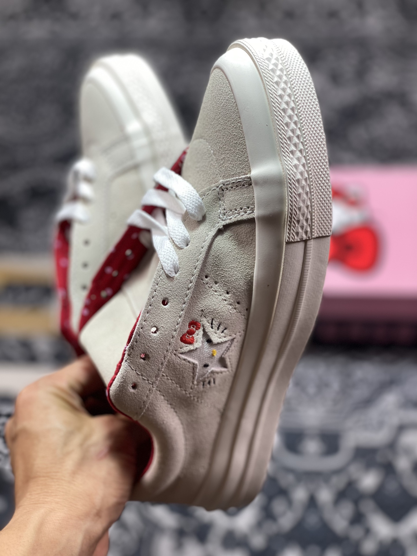 Converse x Hello Kitty 联名 结合经典的One Star鞋款