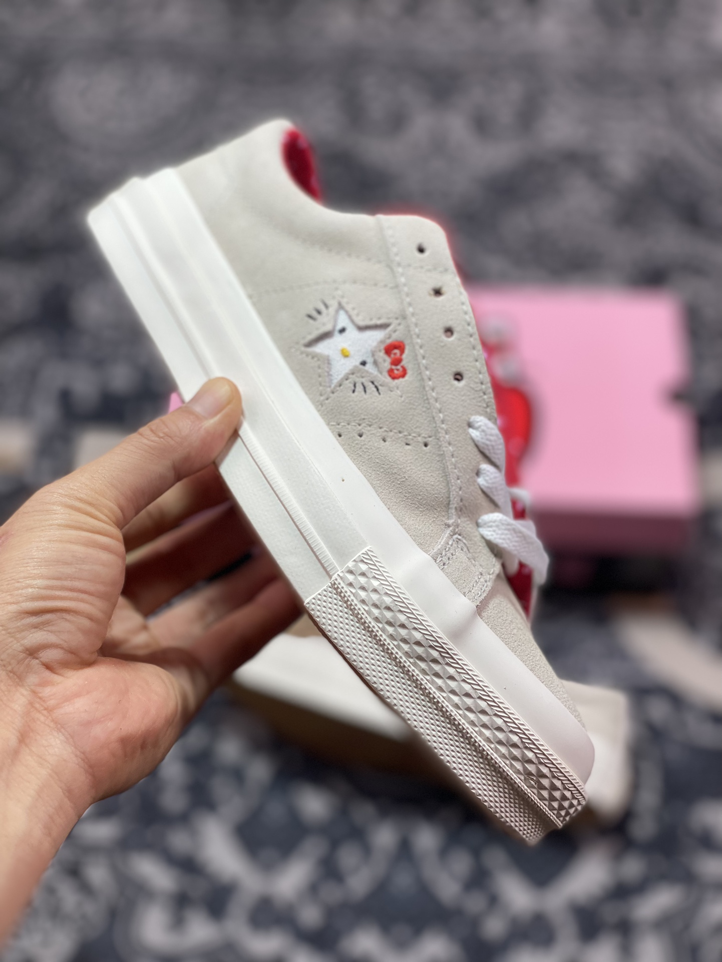 Converse x Hello Kitty 联名 结合经典的One Star鞋款