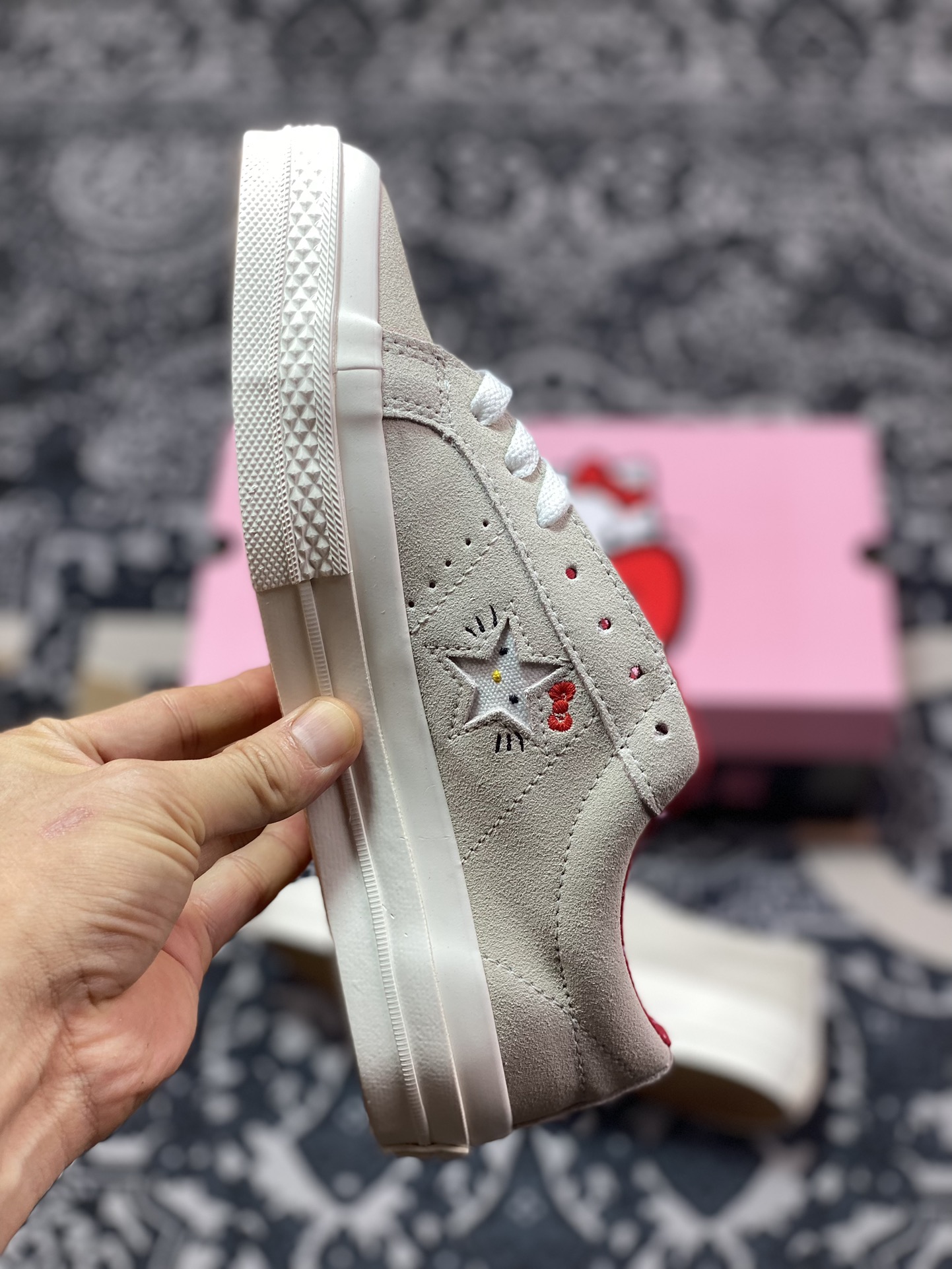 Converse x Hello Kitty 联名 结合经典的One Star鞋款