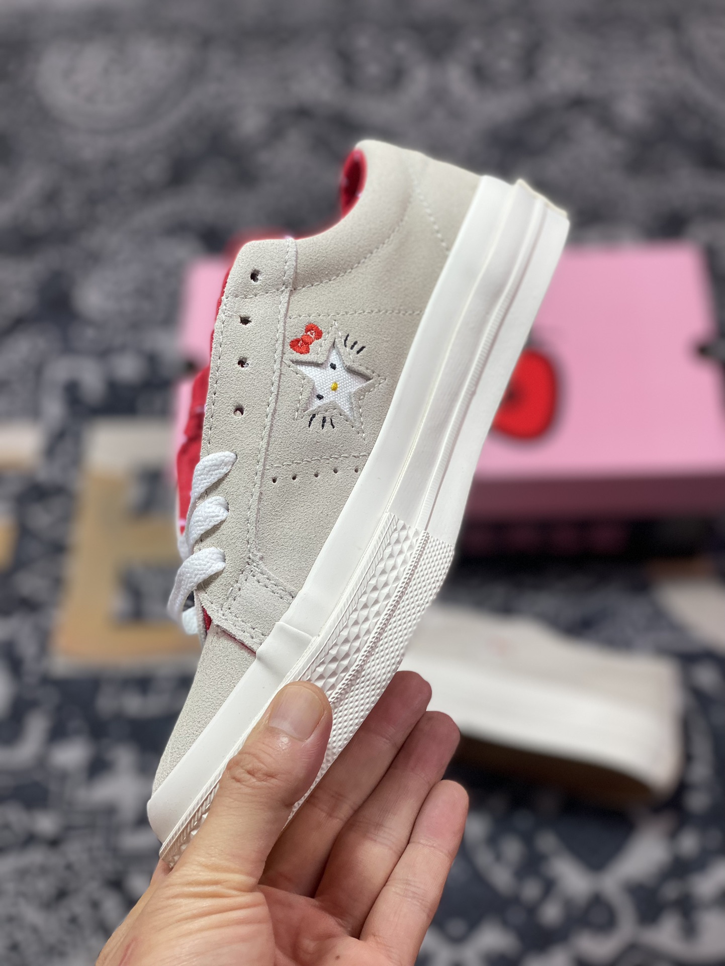 Converse x Hello Kitty 联名 结合经典的One Star鞋款