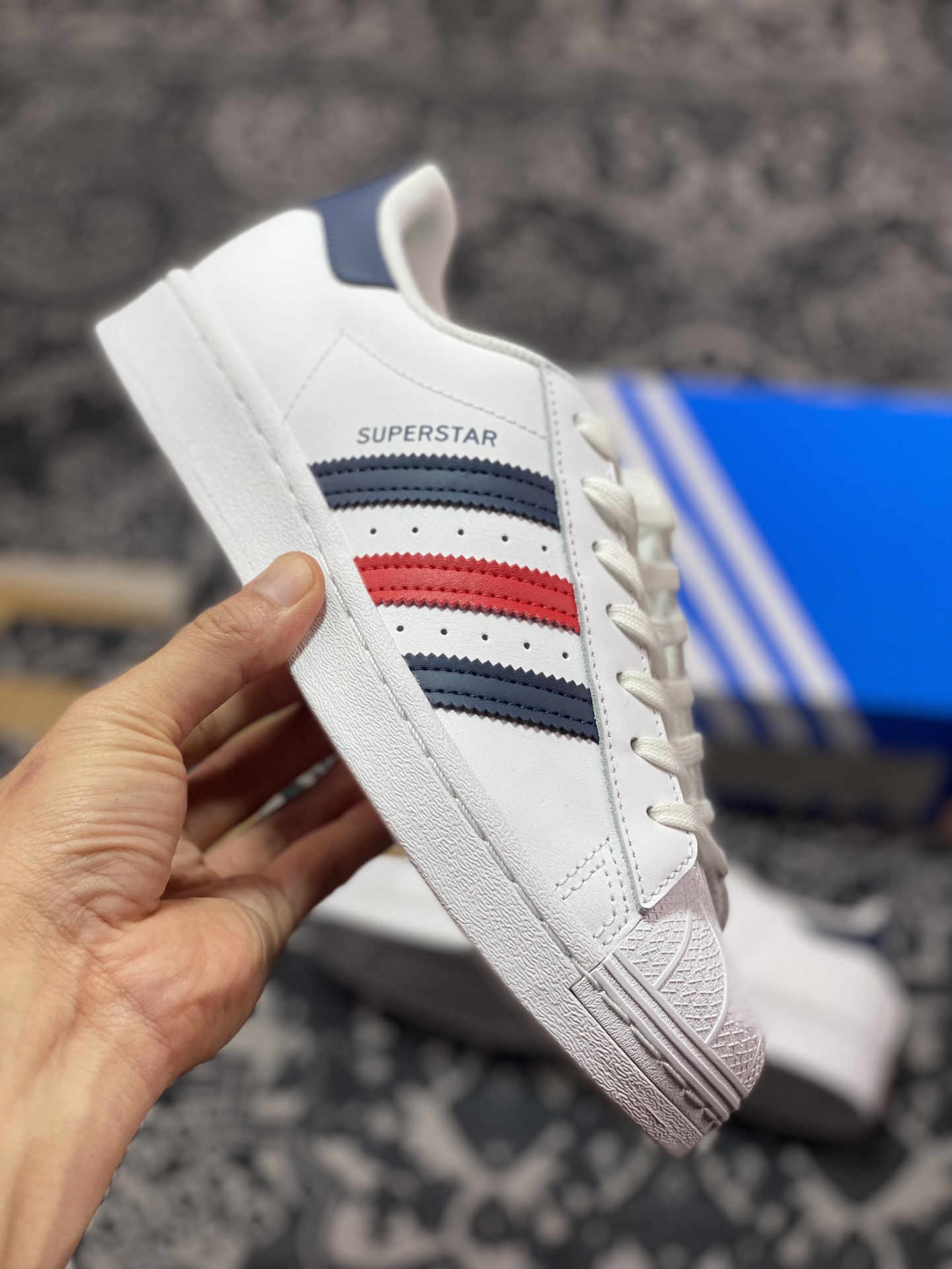 三叶草Adidas Originals Superstar”White/Deep Blue/Red”经典板鞋“皮革白深蓝红”FX2328