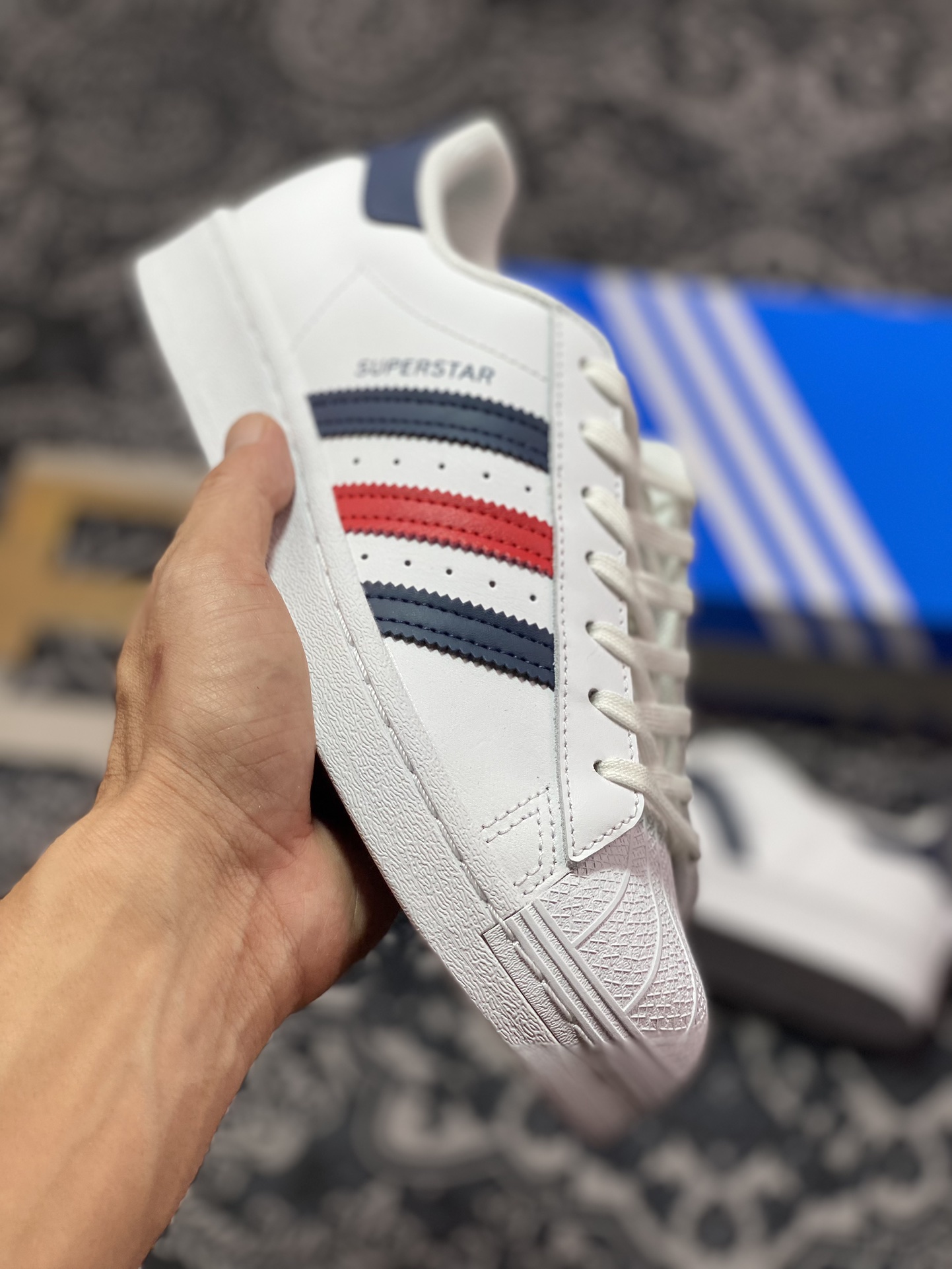 三叶草Adidas Originals Superstar”White/Deep Blue/Red”经典板鞋“皮革白深蓝红”FX2328