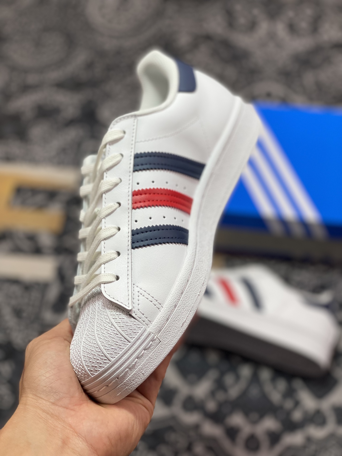 三叶草Adidas Originals Superstar”White/Deep Blue/Red”经典板鞋“皮革白深蓝红”FX2328