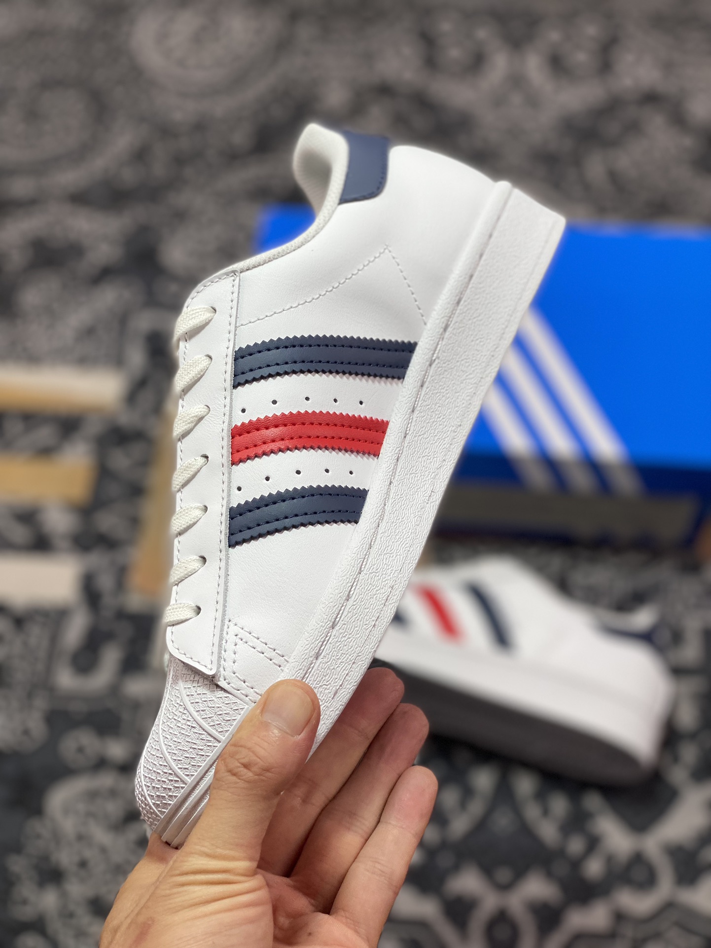 三叶草Adidas Originals Superstar”White/Deep Blue/Red”经典板鞋“皮革白深蓝红”FX2328