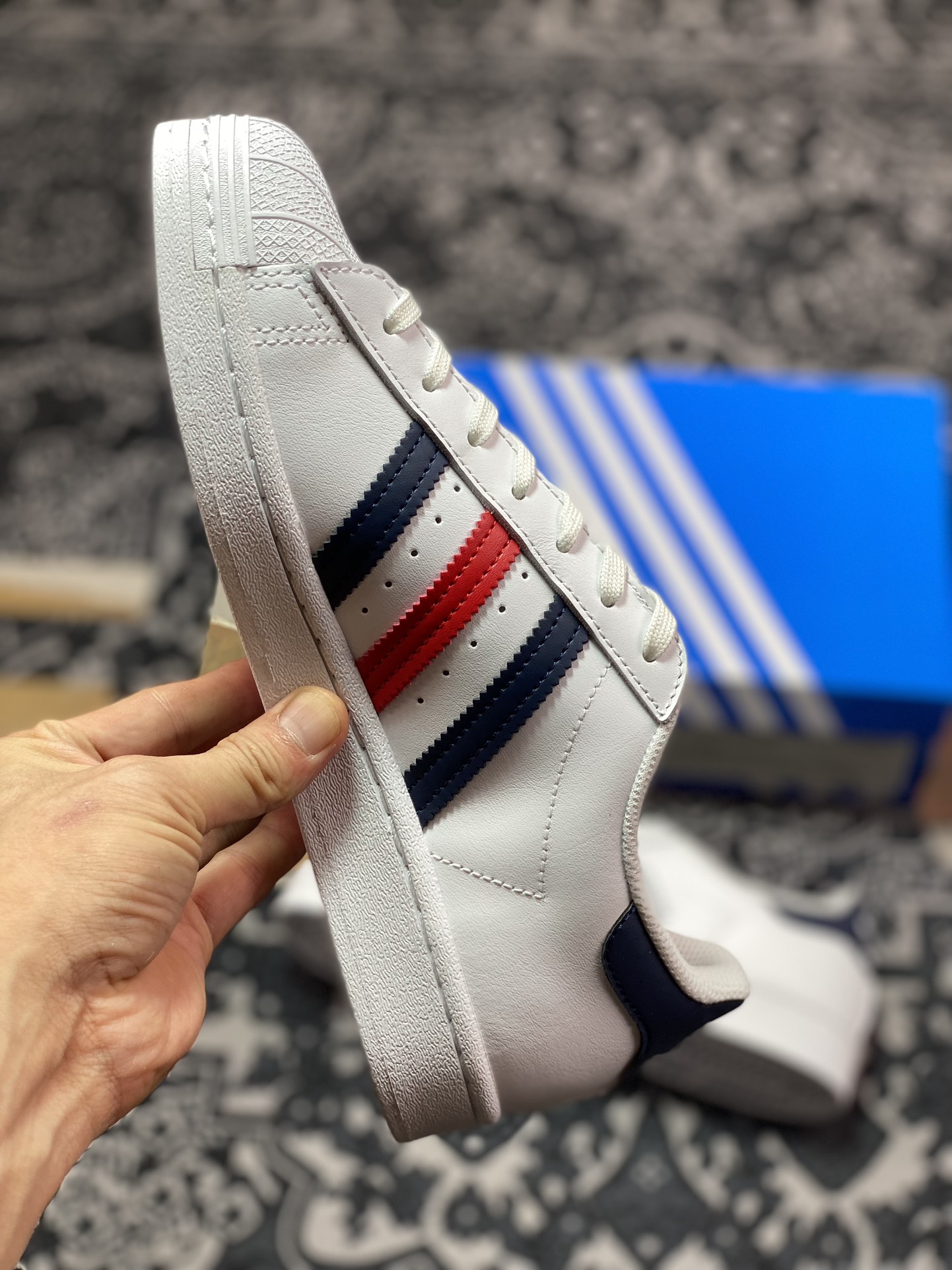 三叶草Adidas Originals Superstar”White/Deep Blue/Red”经典板鞋“皮革白深蓝红”FX2328