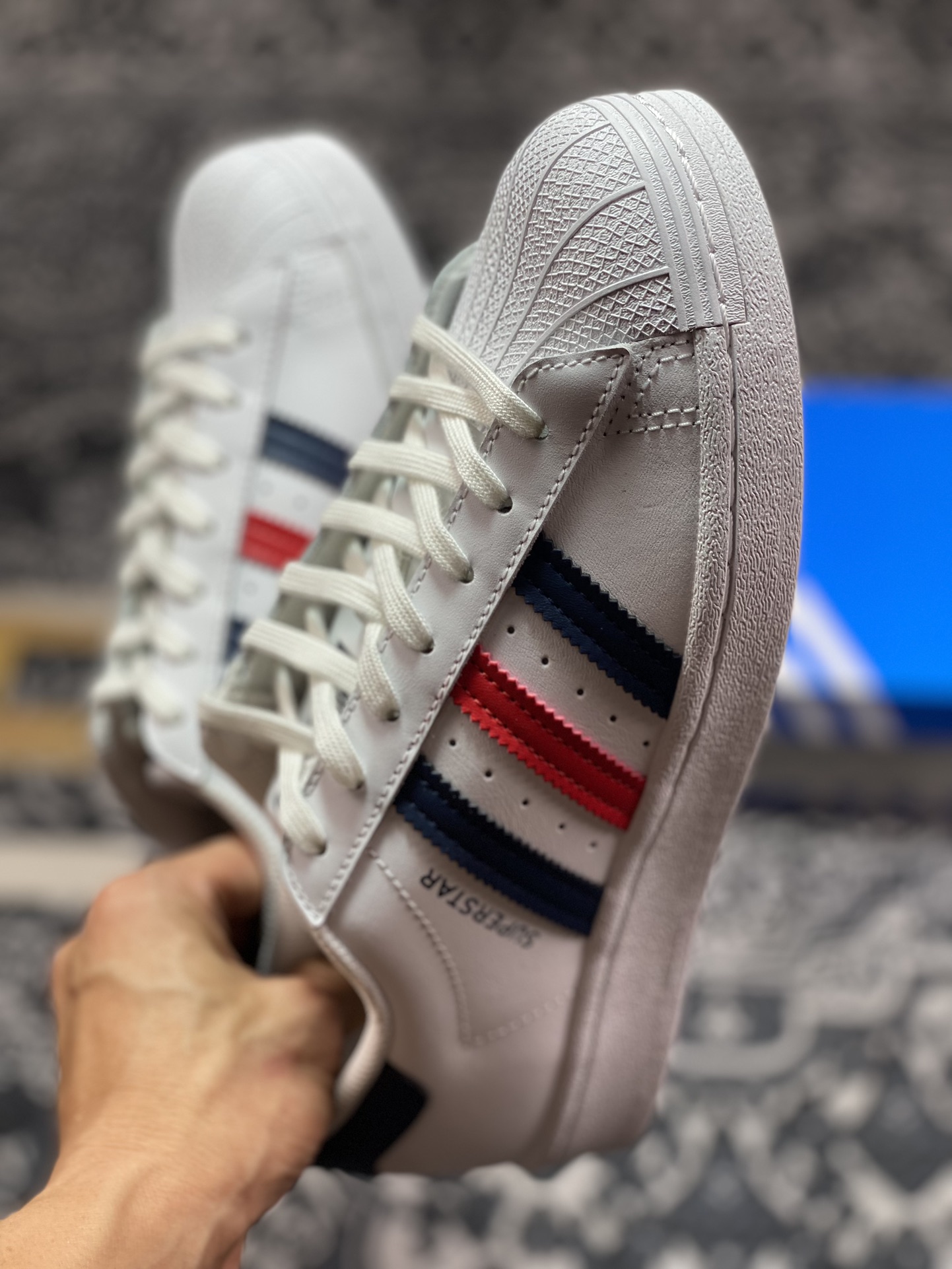 三叶草Adidas Originals Superstar”White/Deep Blue/Red”经典板鞋“皮革白深蓝红”FX2328