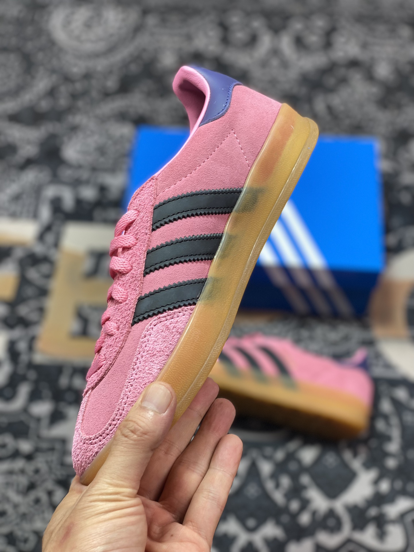 阿迪达斯Adidas Gazelle Indoor Trainers 羚羊内训系列低帮板鞋“翻毛玫粉藏蓝生胶底”IE7002