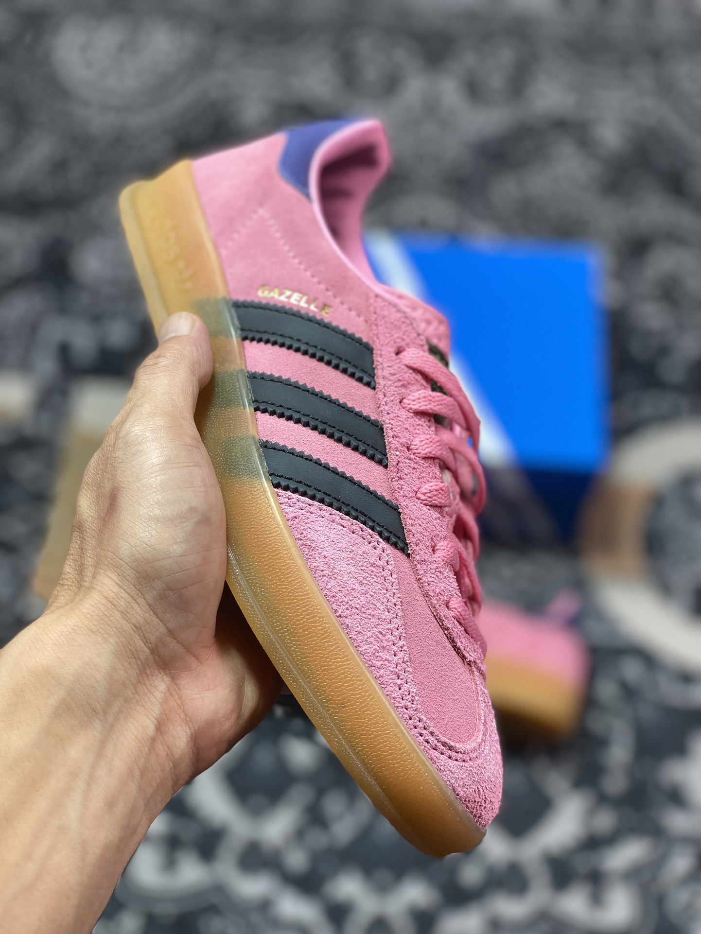 阿迪达斯Adidas Gazelle Indoor Trainers 羚羊内训系列低帮板鞋“翻毛玫粉藏蓝生胶底”IE7002