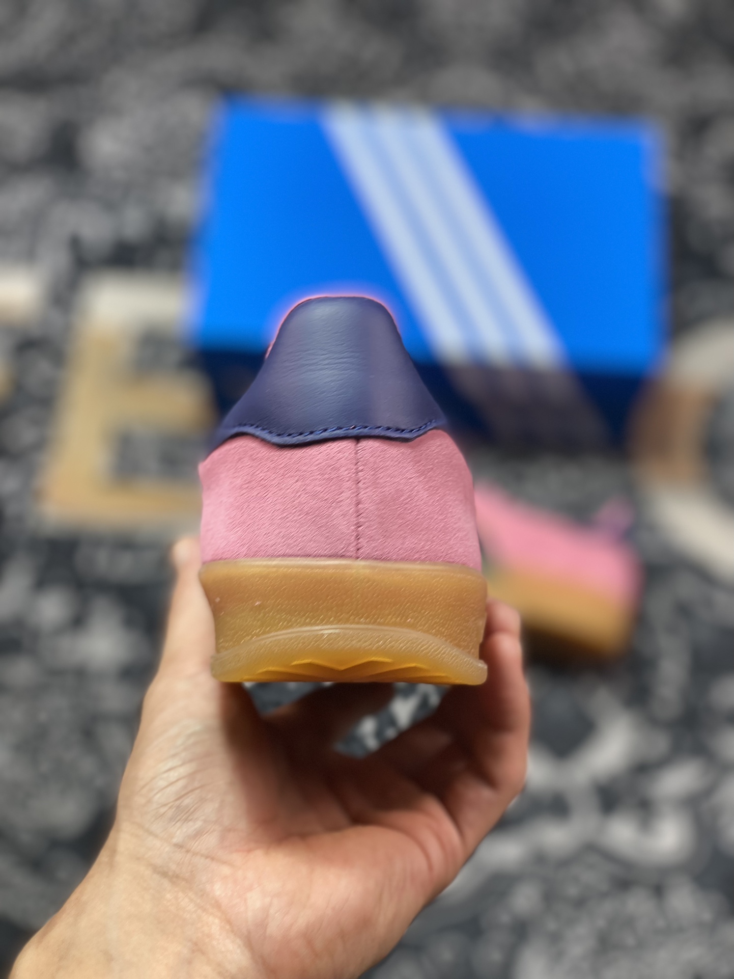 阿迪达斯Adidas Gazelle Indoor Trainers 羚羊内训系列低帮板鞋“翻毛玫粉藏蓝生胶底”IE7002