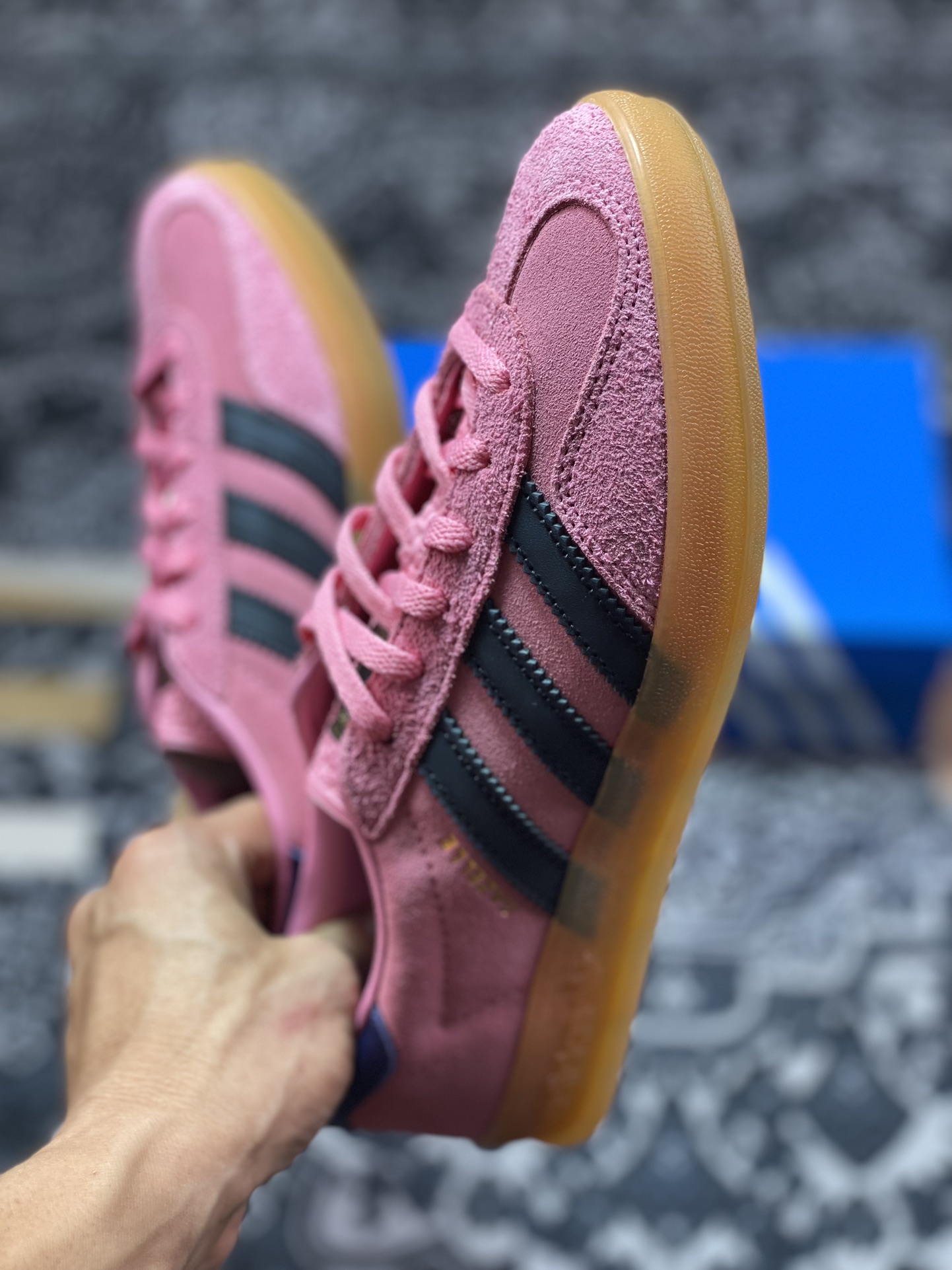 阿迪达斯Adidas Gazelle Indoor Trainers 羚羊内训系列低帮板鞋“翻毛玫粉藏蓝生胶底”IE7002