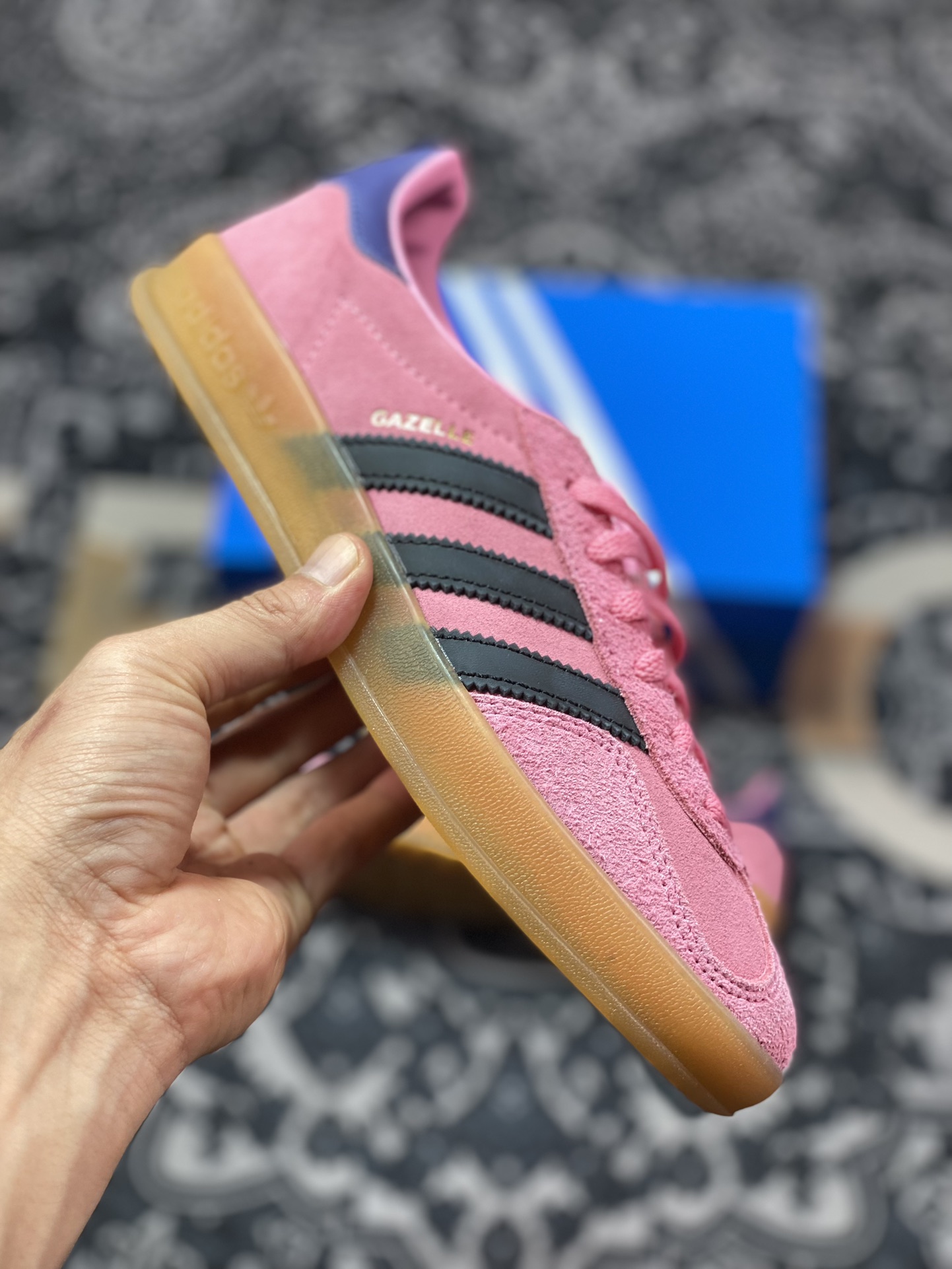 阿迪达斯Adidas Gazelle Indoor Trainers 羚羊内训系列低帮板鞋“翻毛玫粉藏蓝生胶底”IE7002