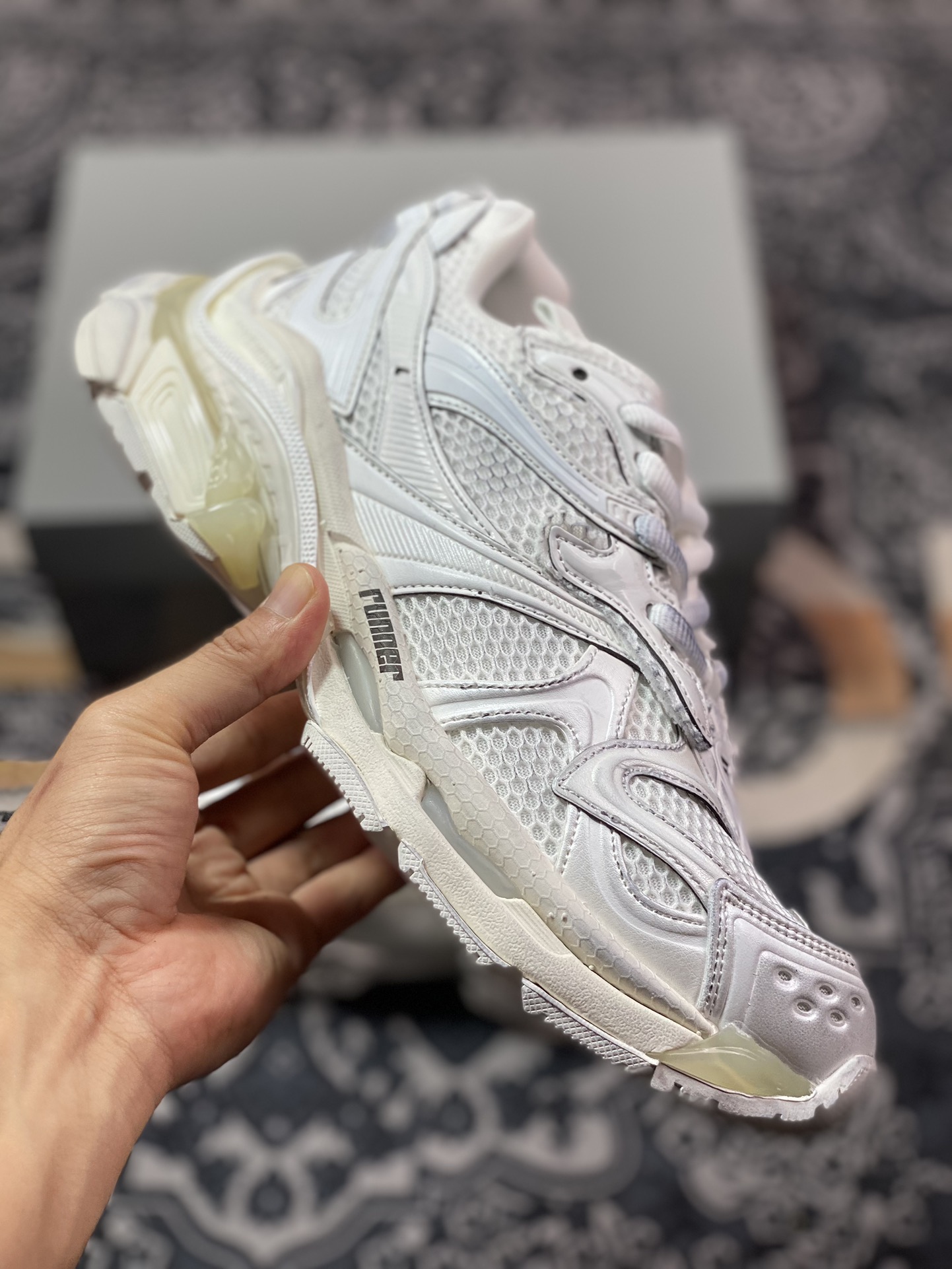 巴黎世家BALENCIAGA Runner Sneaker 3.0慢跑系列低帮慢跑鞋“解构破坏全白3.0”779066 W3RXP 9010