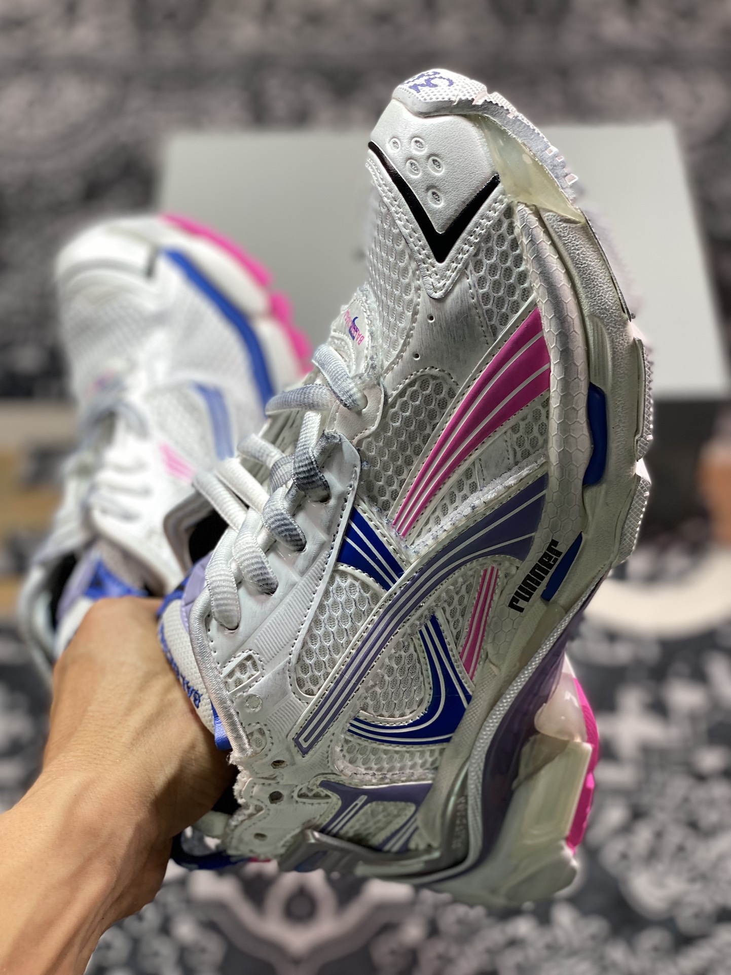 巴黎世家BALENCIAGA Runner Sneaker 2.0慢跑系列低帮慢跑鞋“2.0解构破坏白蓝粉紫”772767 W3RNY 6120