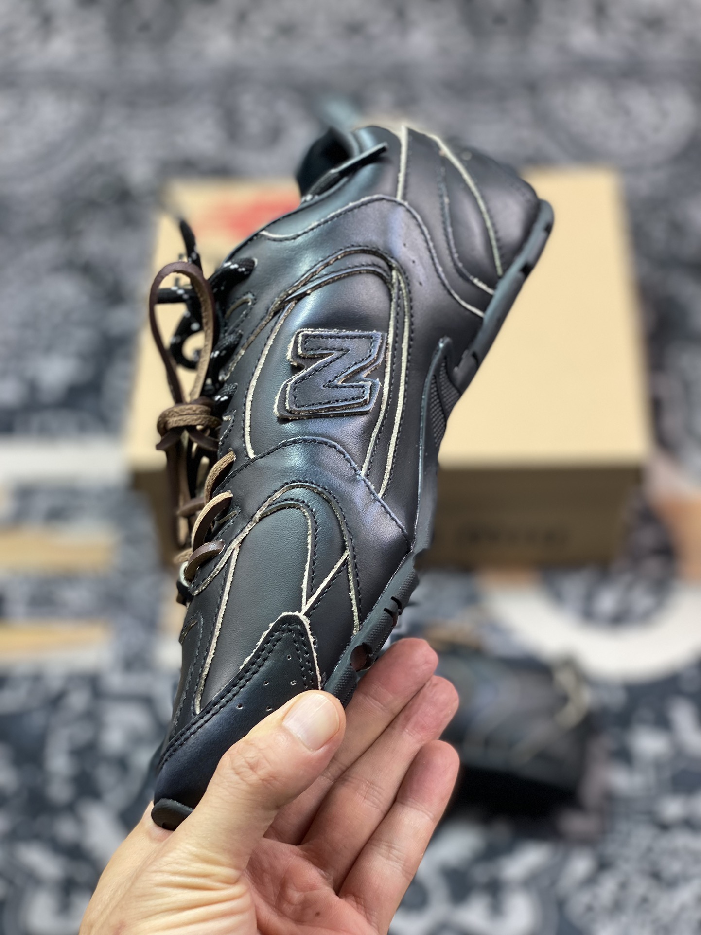 原装级别Miumiu x New Balance 24s联名款运动鞋 缪缪大秀上爆出的这双与New Balance 新百伦联名款运动