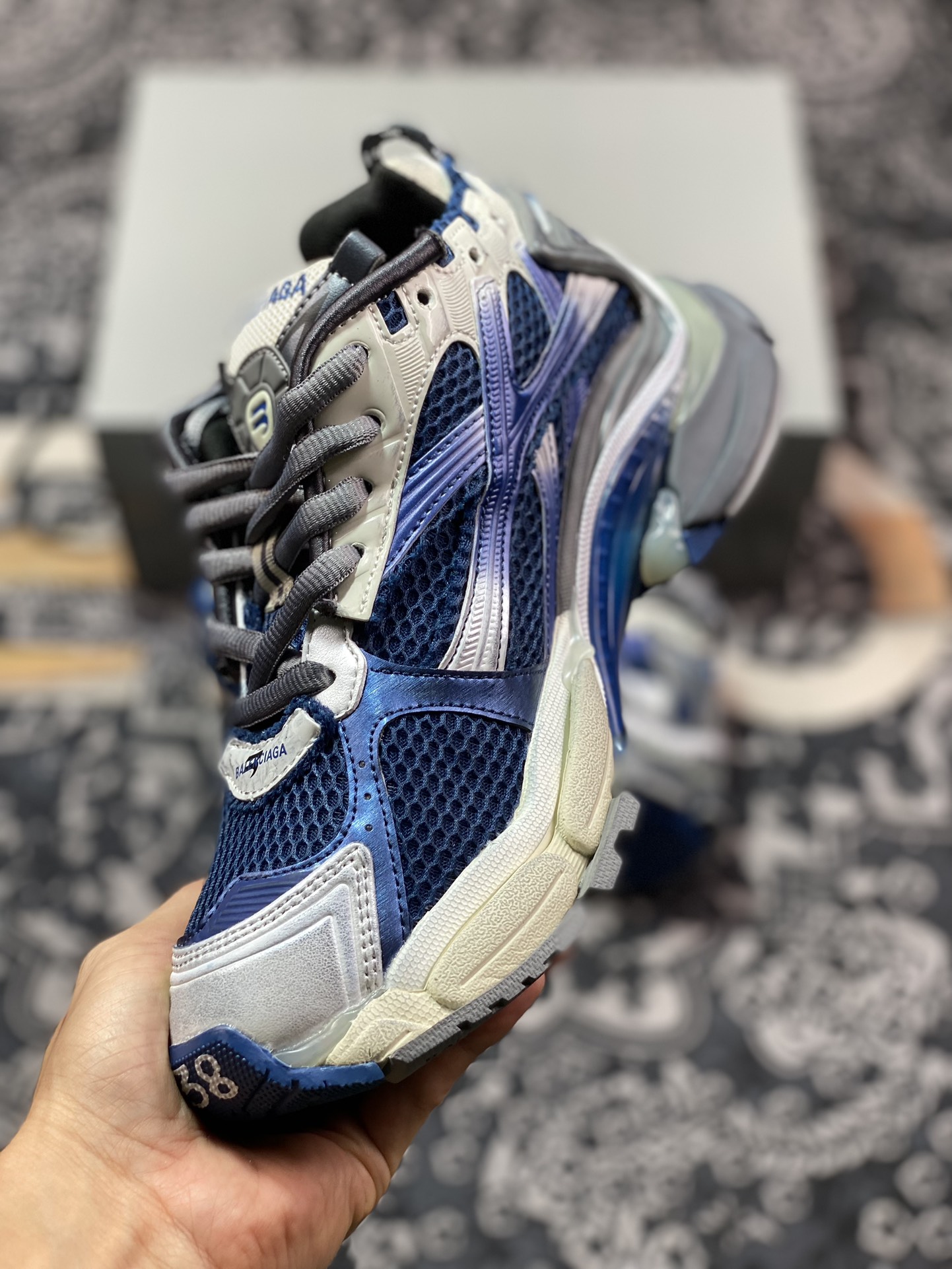 巴黎世家BALENCIAGA Runner Sneaker 2.0慢跑系列低帮复古慢跑鞋“2.0解构破坏白灰深蓝渐变”772767 WRUNG 2410